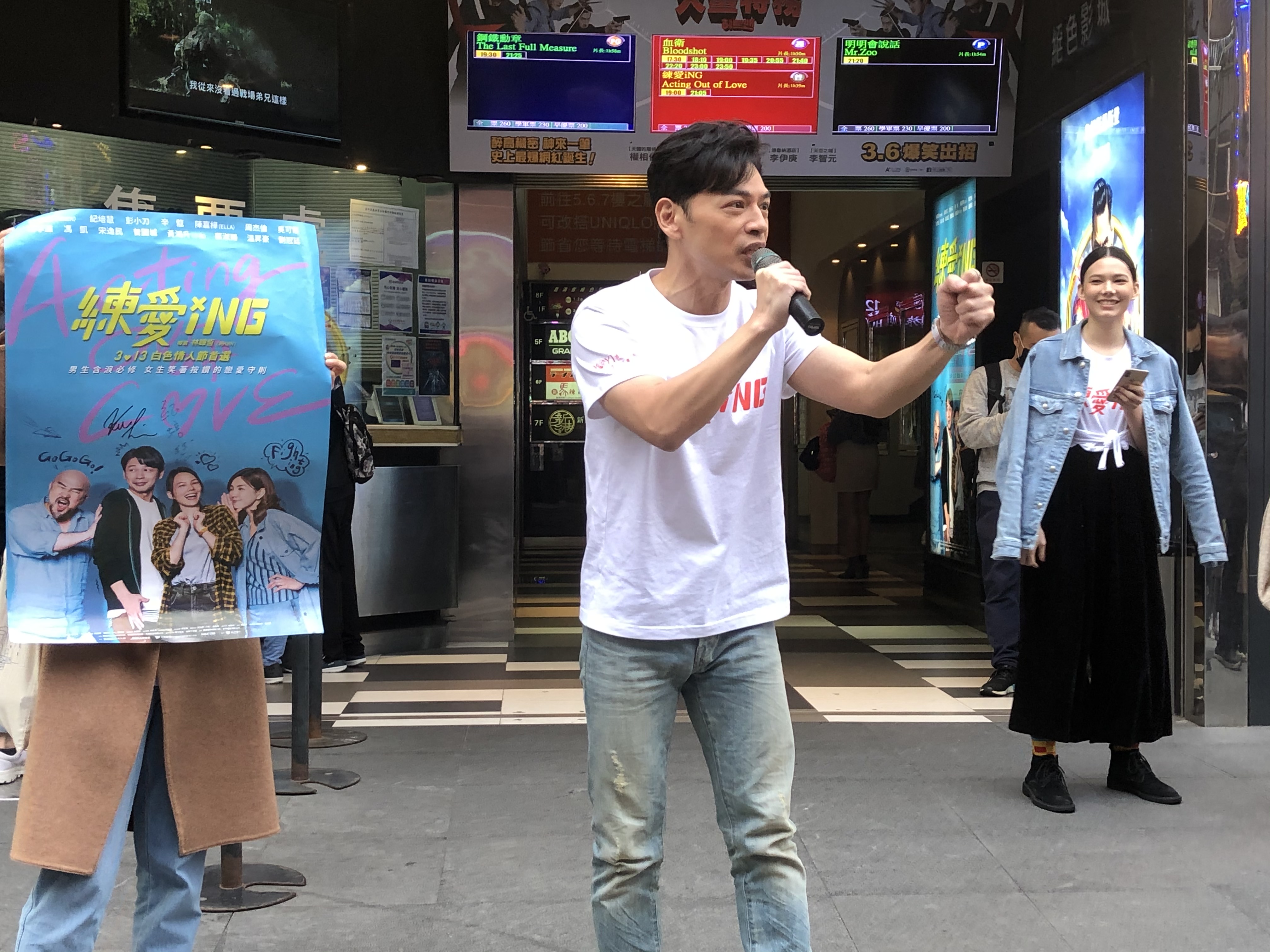 阿KEN在西門町即興開講，吸引民眾買票進去看他導演的處女作。（藝起娛樂提供）