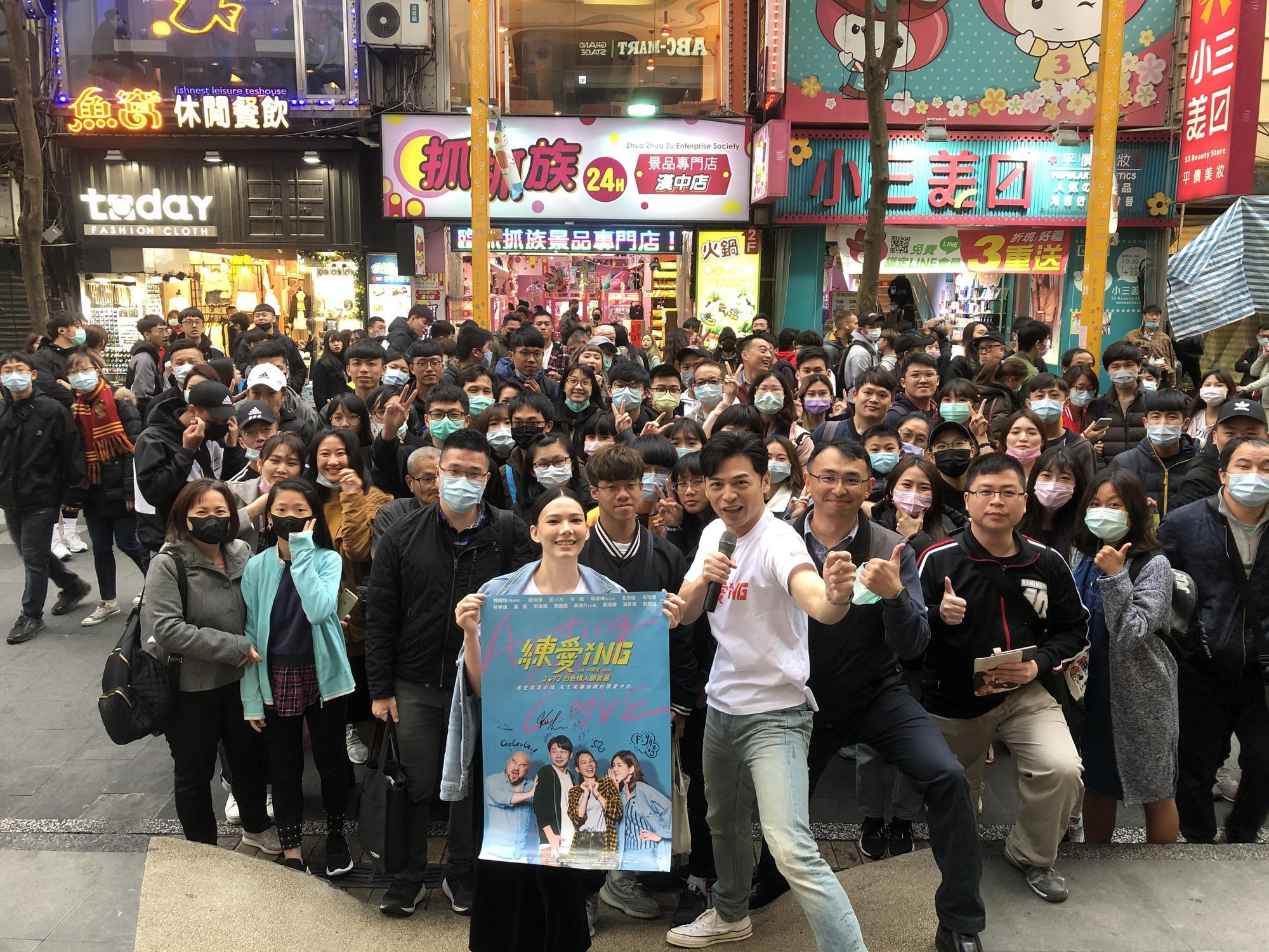 阿KEN與女主角紀培慧與一票路人合影。(藝起娛樂提供)