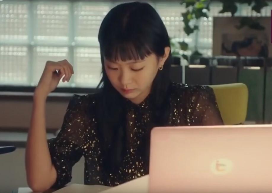 金多美拚命為心愛的朴敘俊工作時，穿著MSGM黑色金蔥透膚襯衫。〈翻攝自網路〉