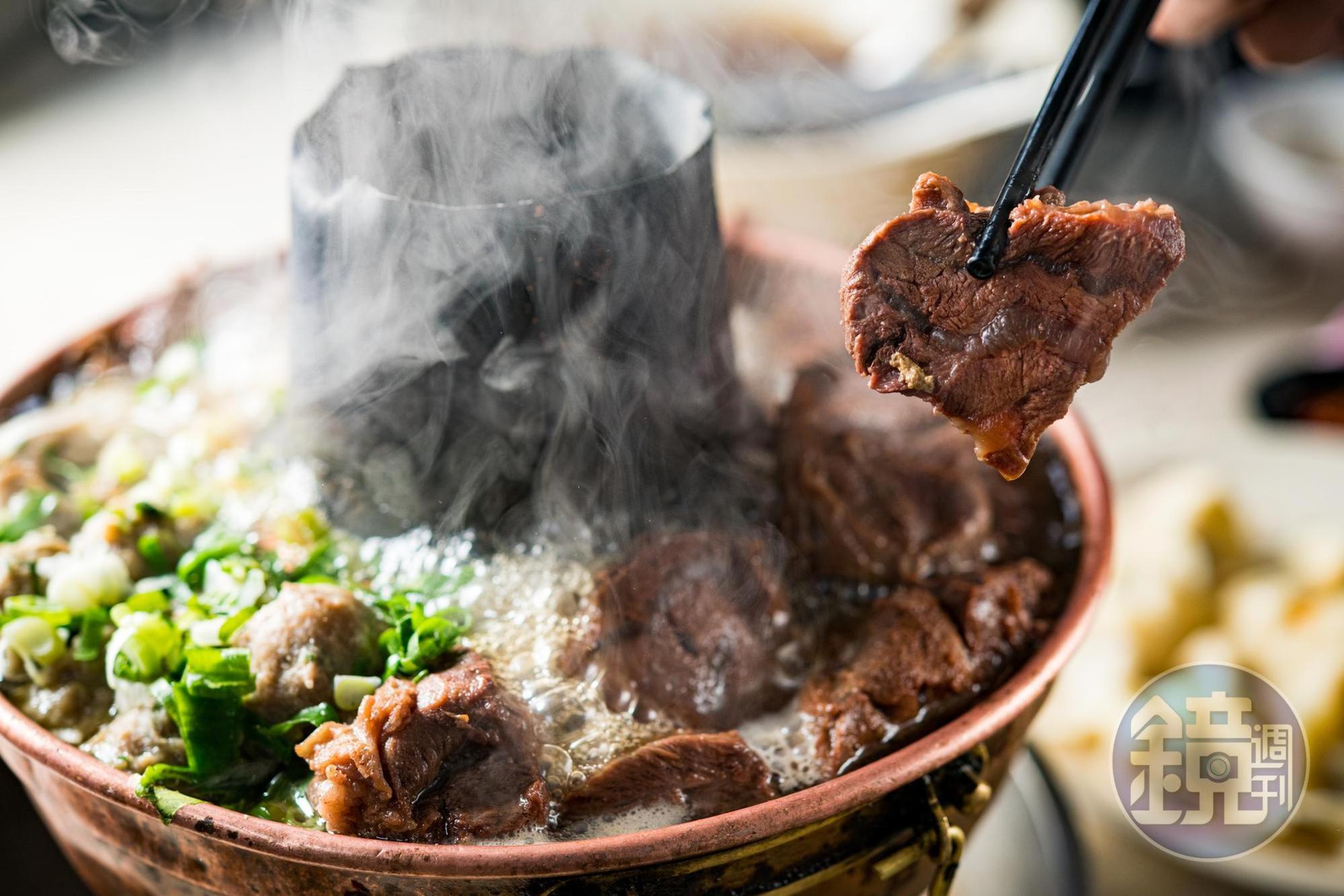 「清真恩德元餃子館」的牛肉鍋是人氣招牌。