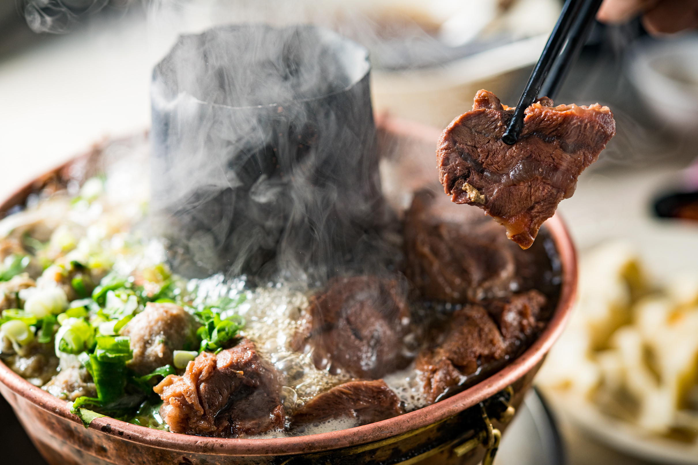 「清真恩德元餃子館」的牛肉鍋是人氣招牌。