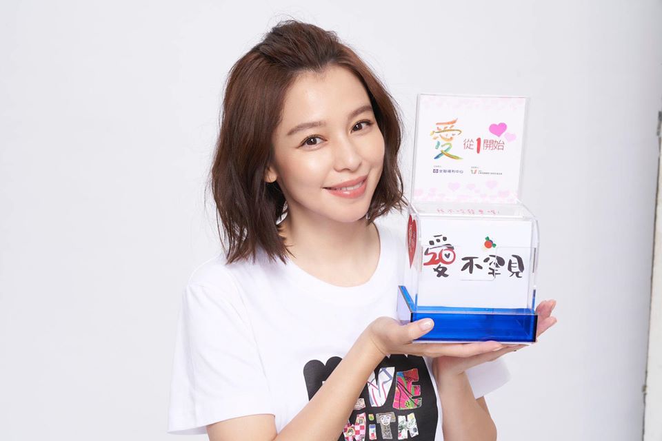 徐若萱常參與公益活動，也是一家經濟支柱。（翻攝徐若瑄臉書）