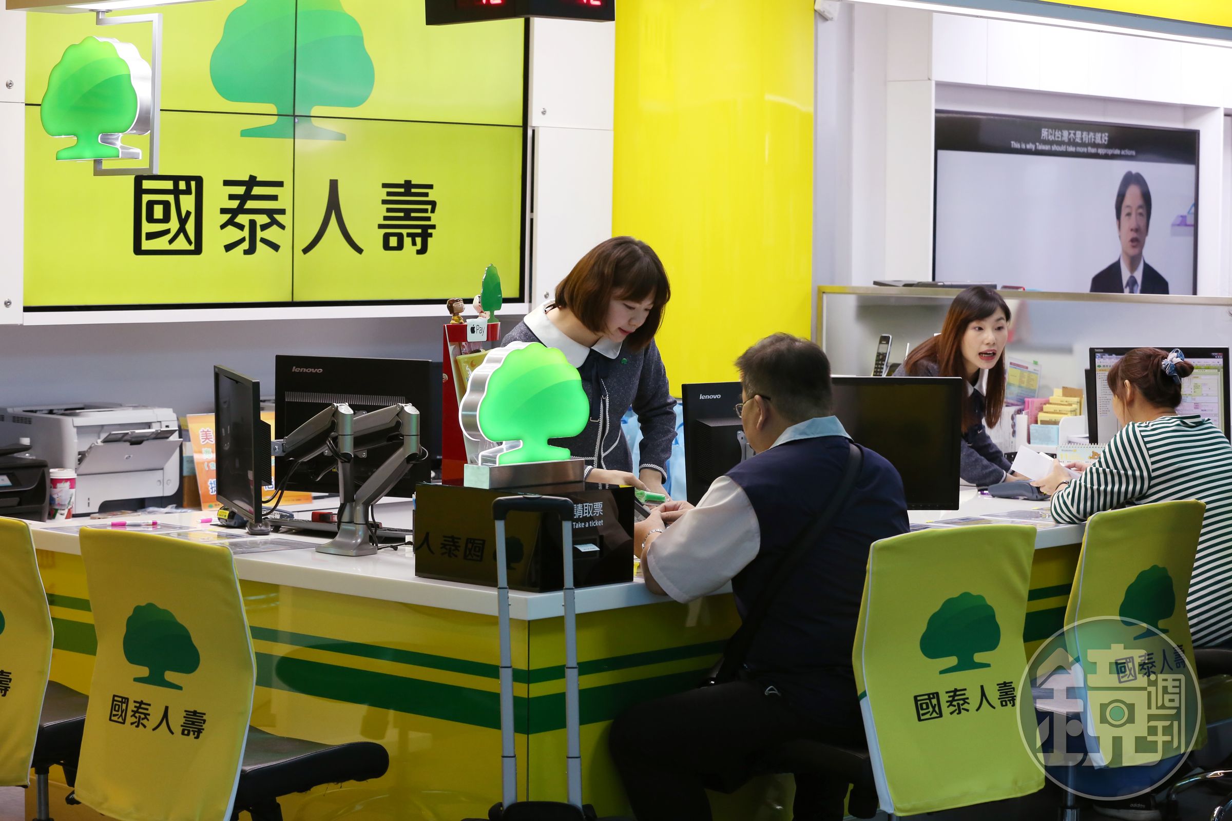 國泰人壽員工宣布，員工今起非必要不要出國。