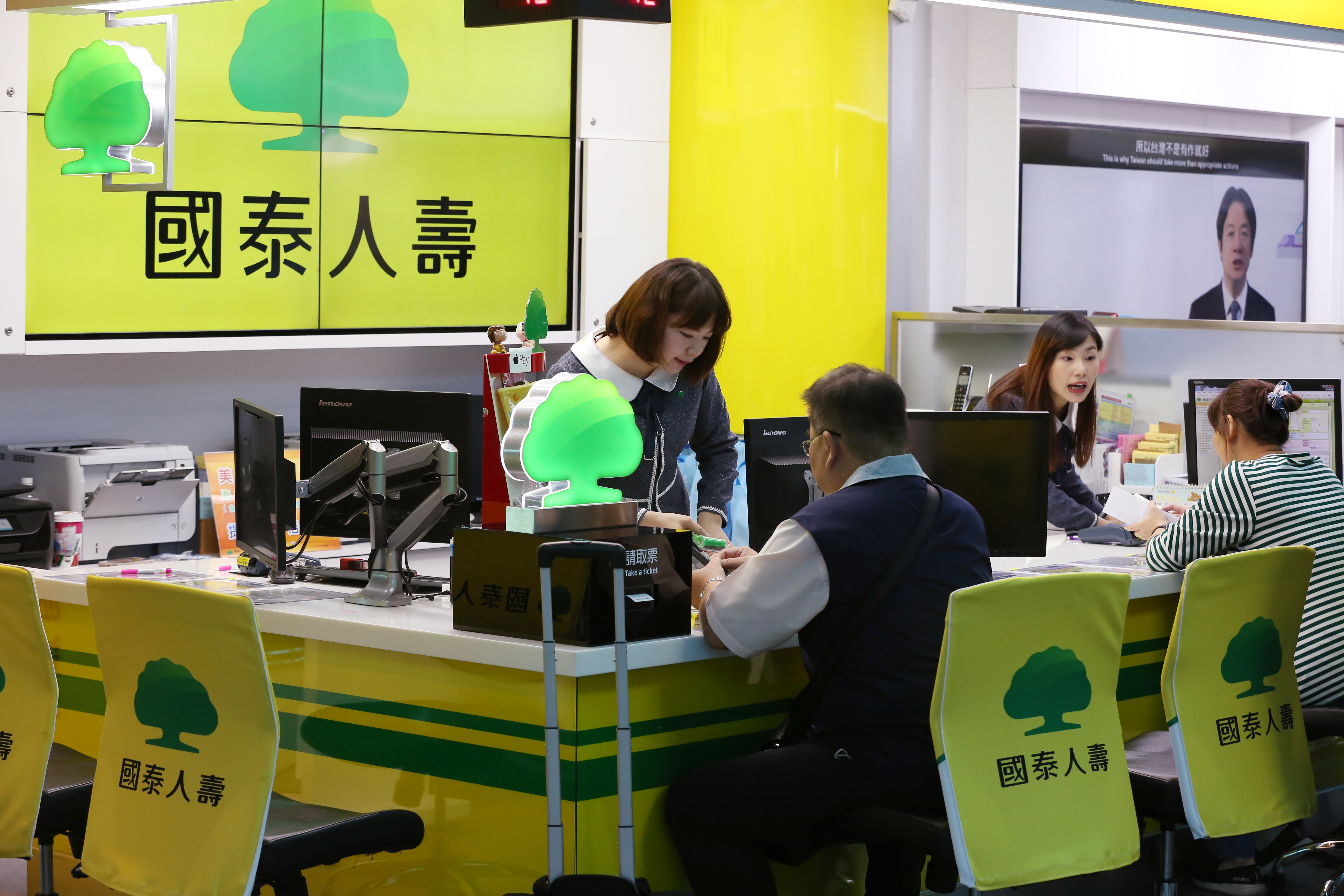 國泰人壽員工宣布，員工今起非必要不要出國。