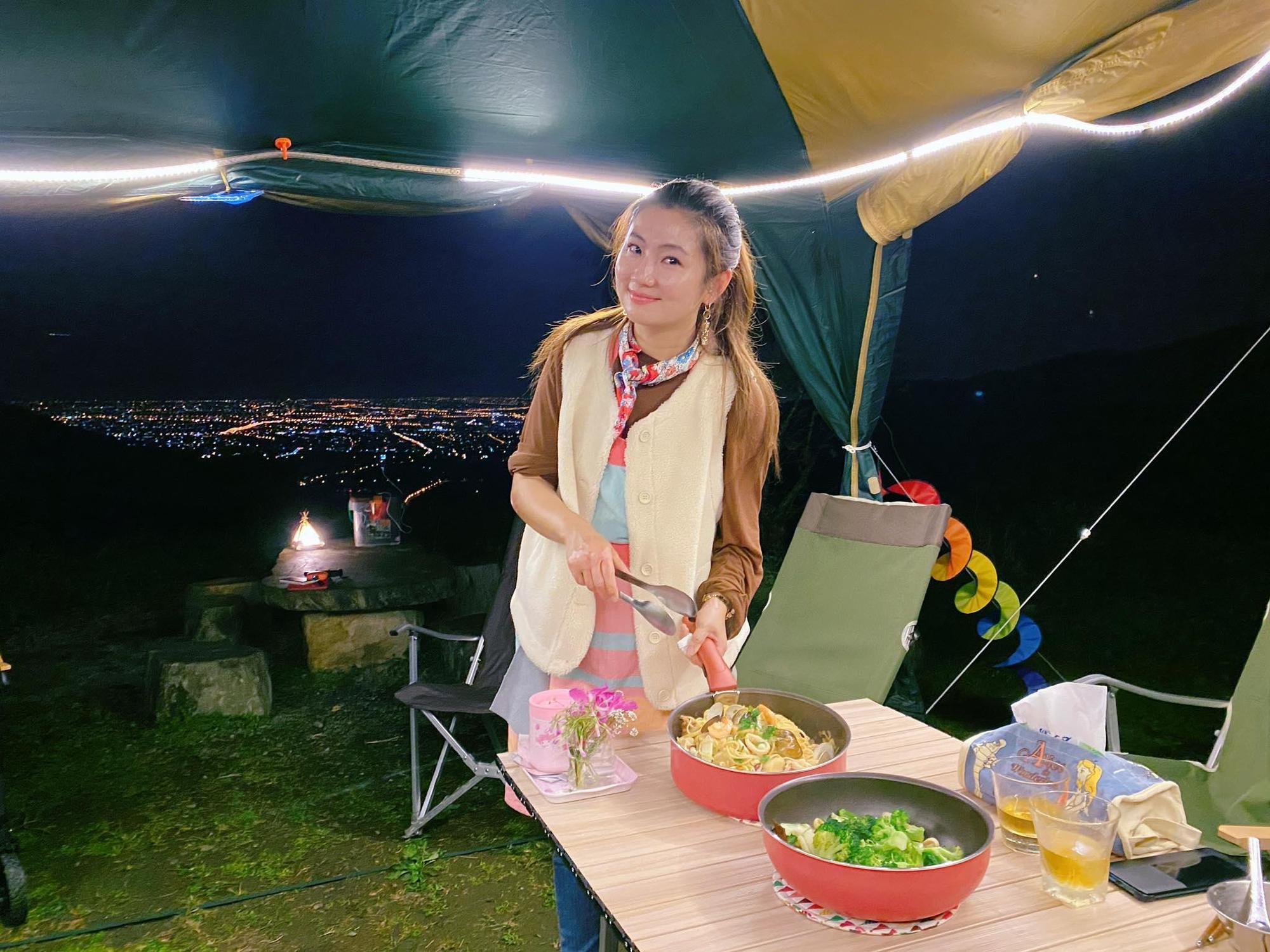 在三天兩夜的露營中,Selina負責首日晚餐。(翻攝自Selina臉書)