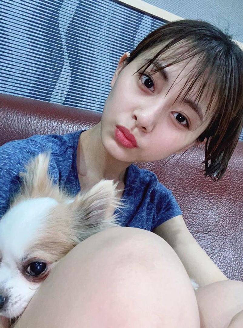 周子瑜抱著愛犬自拍,粉絲心疼她怎麼不胖反瘦了。(翻攝TWICE IG)