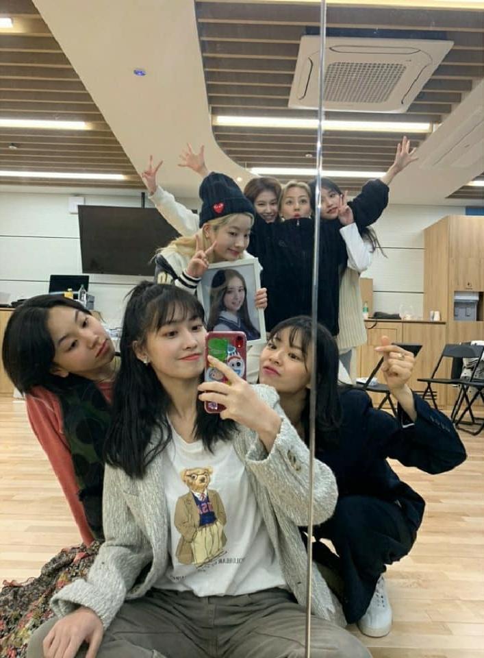 TWICE成員開直播,因為子瑜不在還特地放了她的照片。(翻攝TWICE IG)