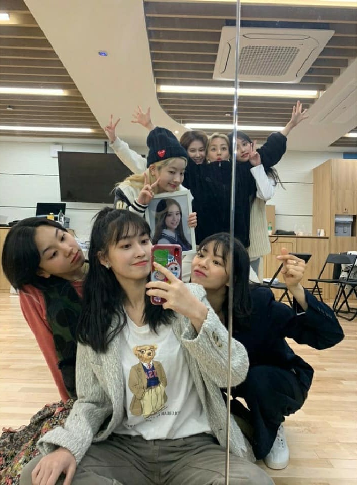 TWICE成員開直播,因為子瑜不在還特地放了她的照片。(翻攝TWICE IG)
