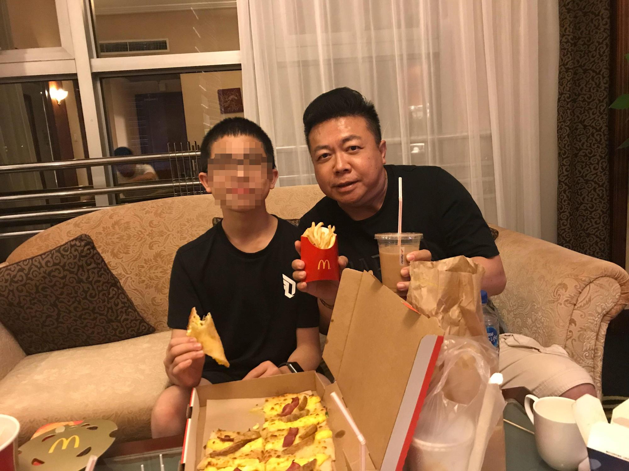 董至成兒子去年曾到南京作學術交流,董至成也特別飛到南京跟兒子見面。(翻攝自董至成微博)
