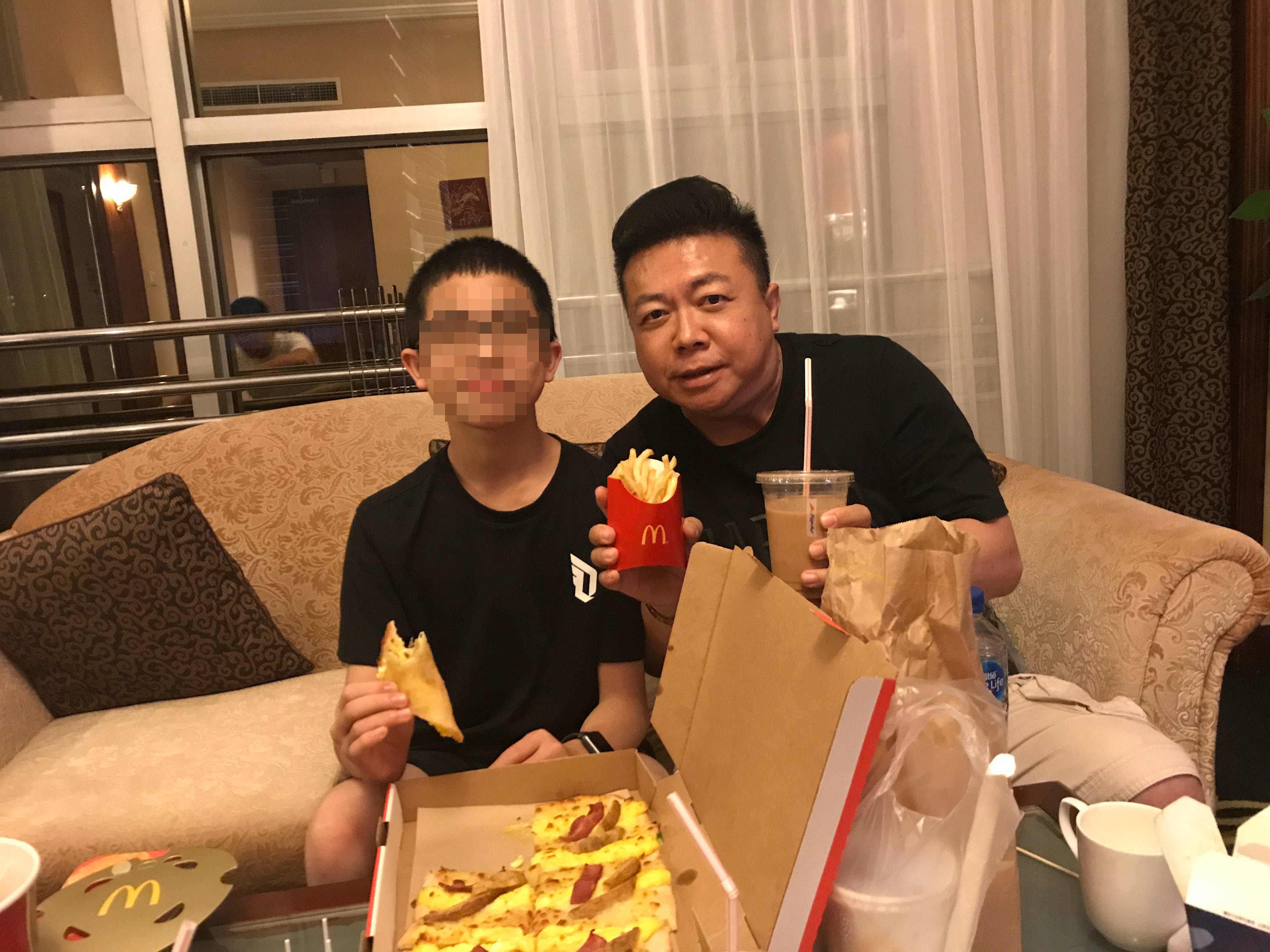 董至成兒子去年曾到南京作學術交流，董至成也特別飛到南京跟兒子見面。（翻攝自董至成微博）