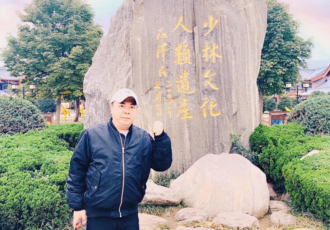 董至成近期上節目《單身行不行》打悲情牌大喊自己人財兩失。(翻攝自董至成微博)