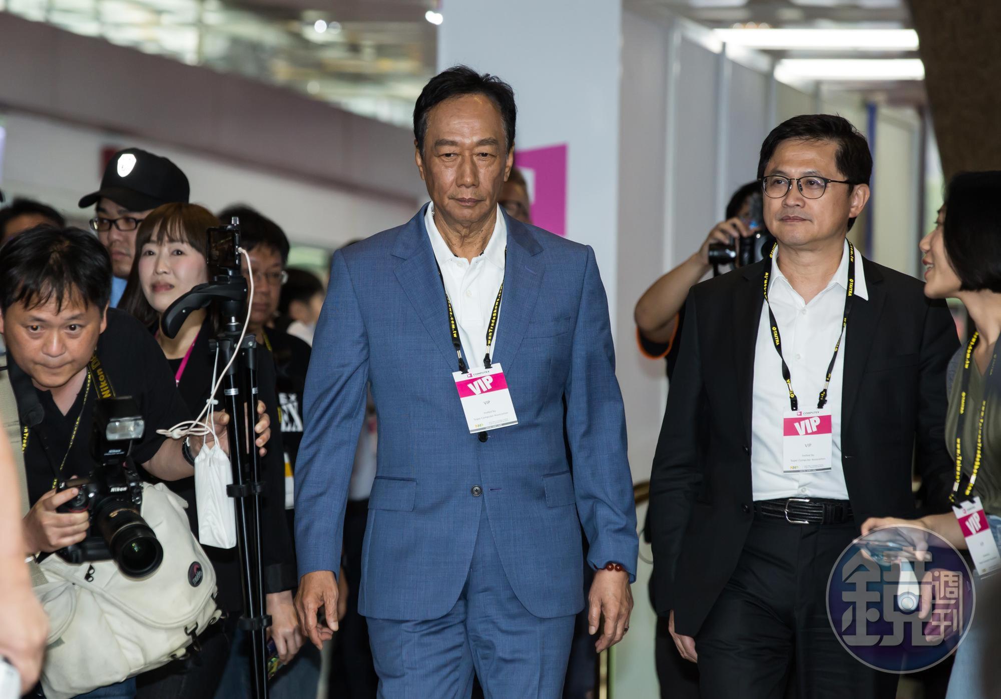 鴻海創辦人郭台銘(右2)與和碩董事長童子賢(右1)2位科技業大老闆,都擔憂美國消費受到重擊,引爆經濟衰退。