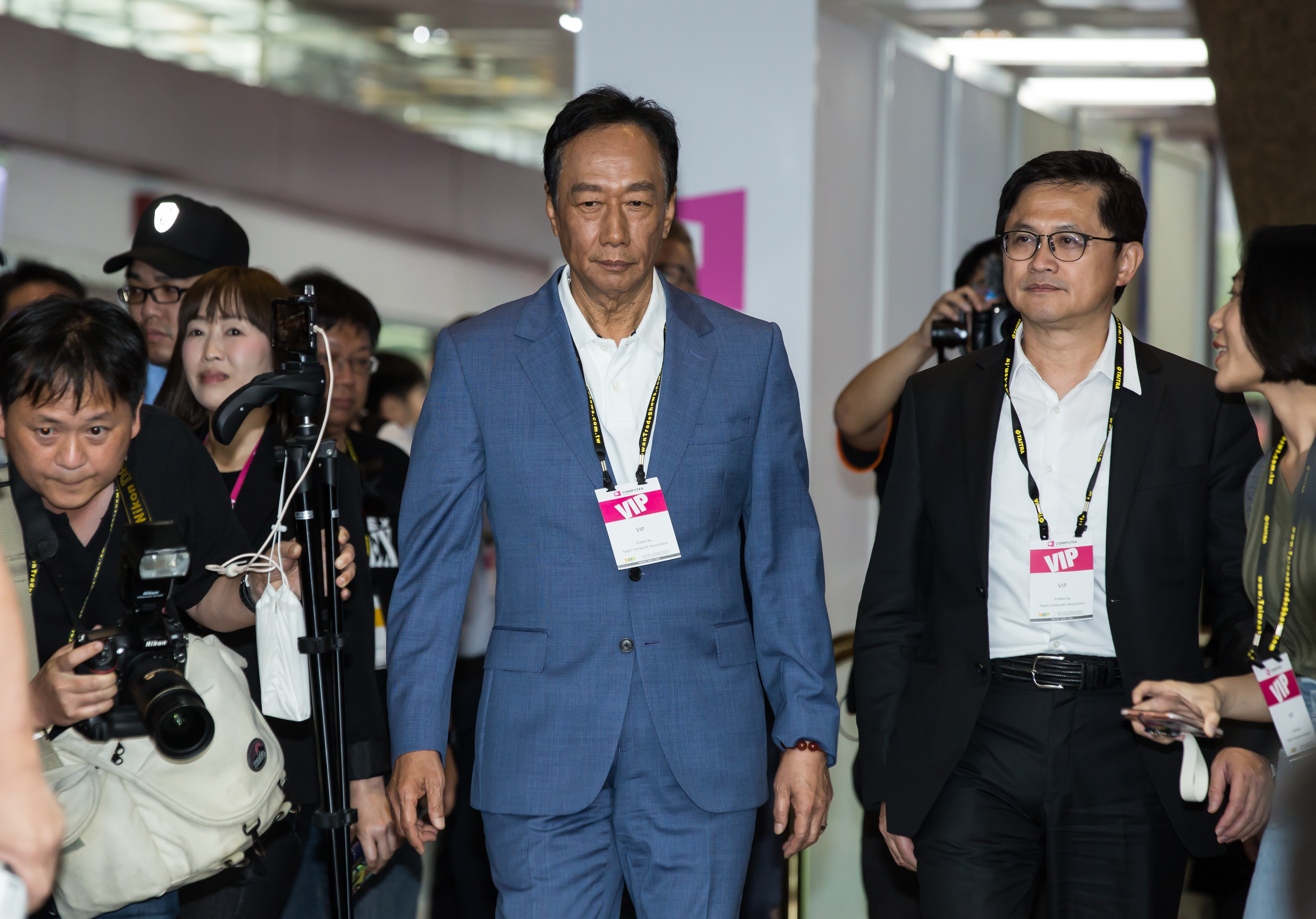 鴻海創辦人郭台銘（右2）與和碩董事長童子賢（右1）2位科技業大老闆，都擔憂美國消費受到重擊，引爆經濟衰退。