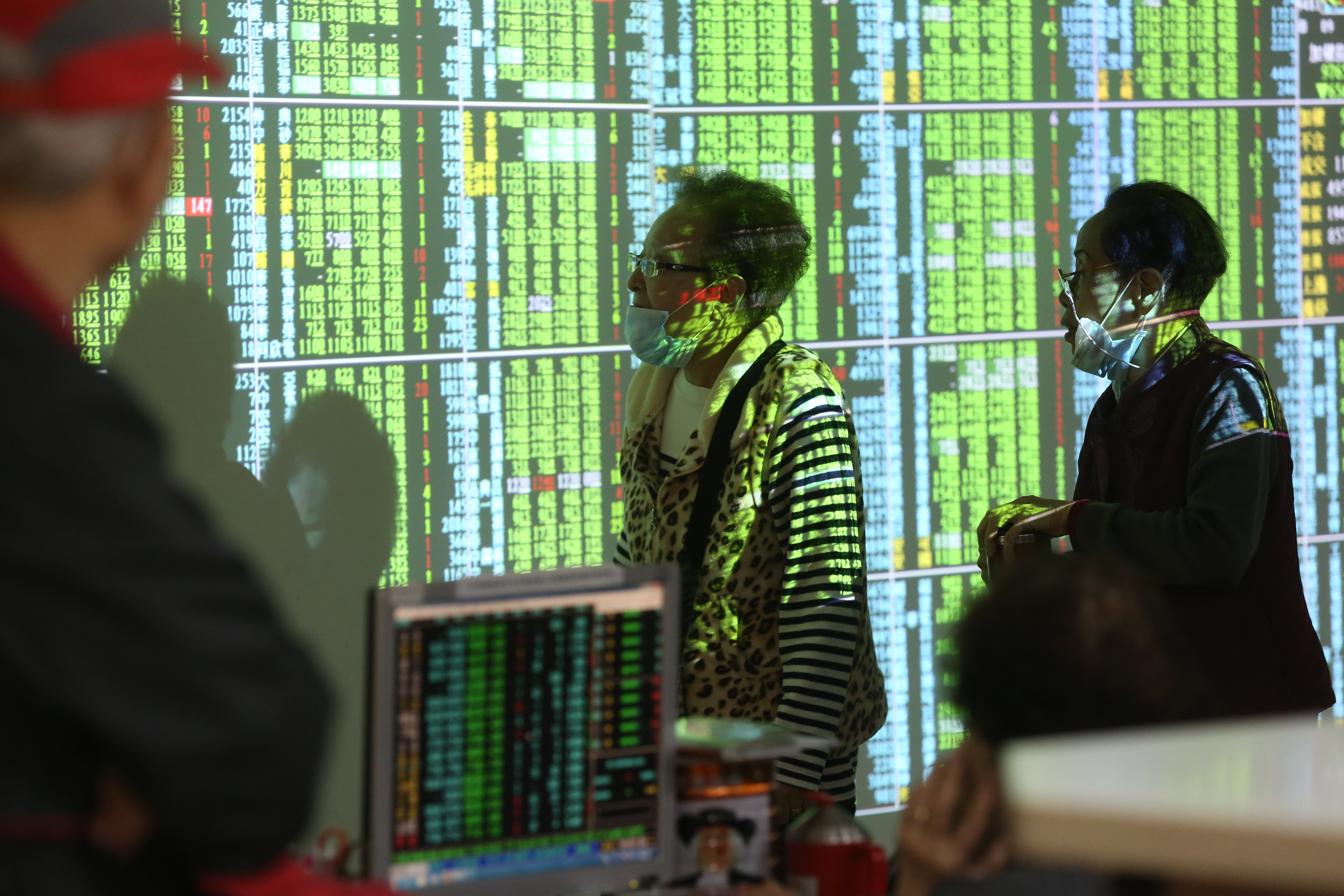 台股上週五受美股拖累一度跌破萬點大關，本週一又繼續下挫。