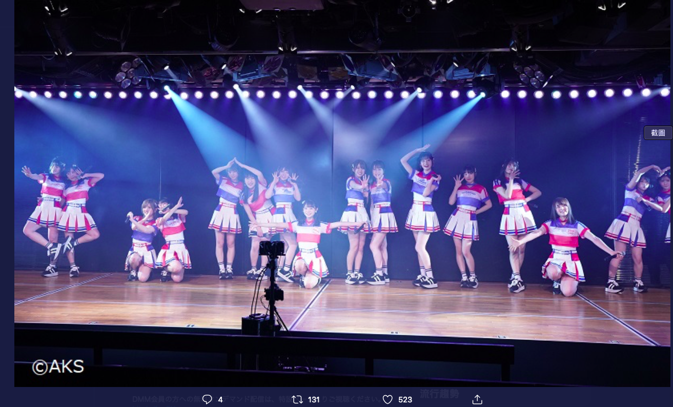 AKB48的劇場公演,村山Team A「手牽手」。(翻攝自AKB48官方推特)