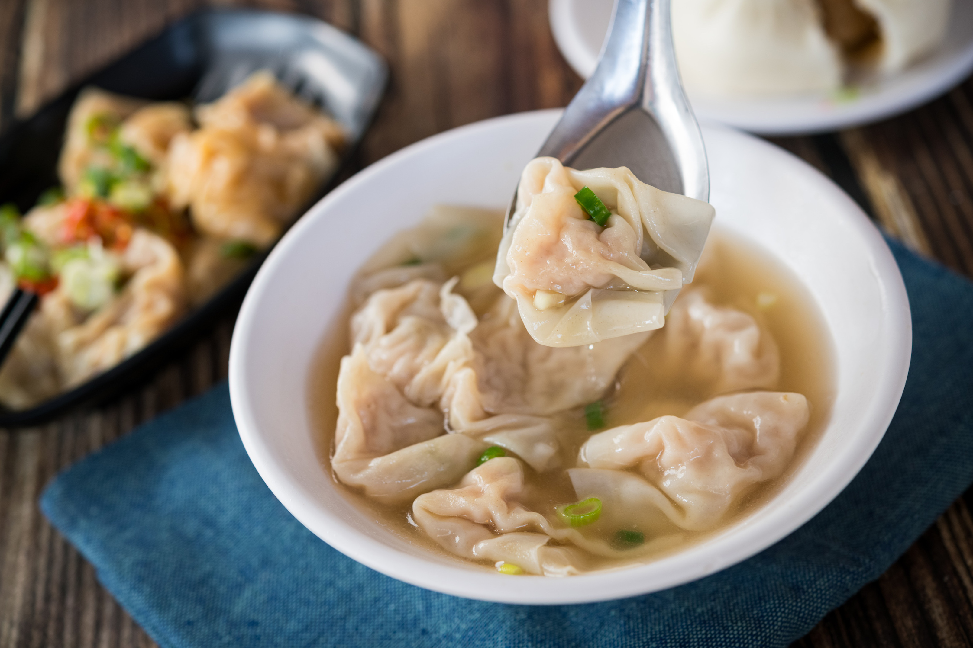 「顏記肉包」除了招牌肉包，餛飩湯亦出名。（45元／份）