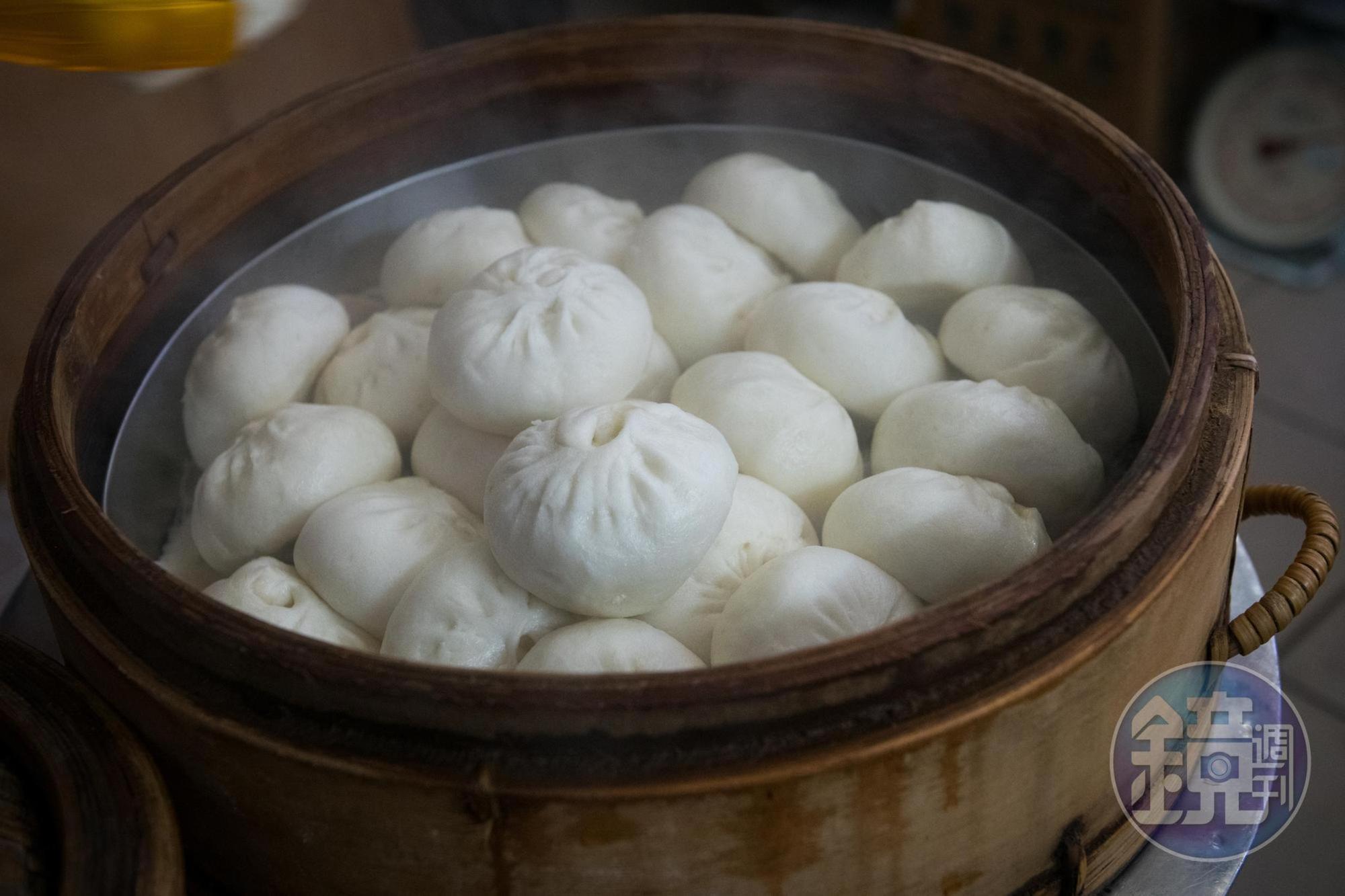 白煙蒸騰的包子剛出爐。
