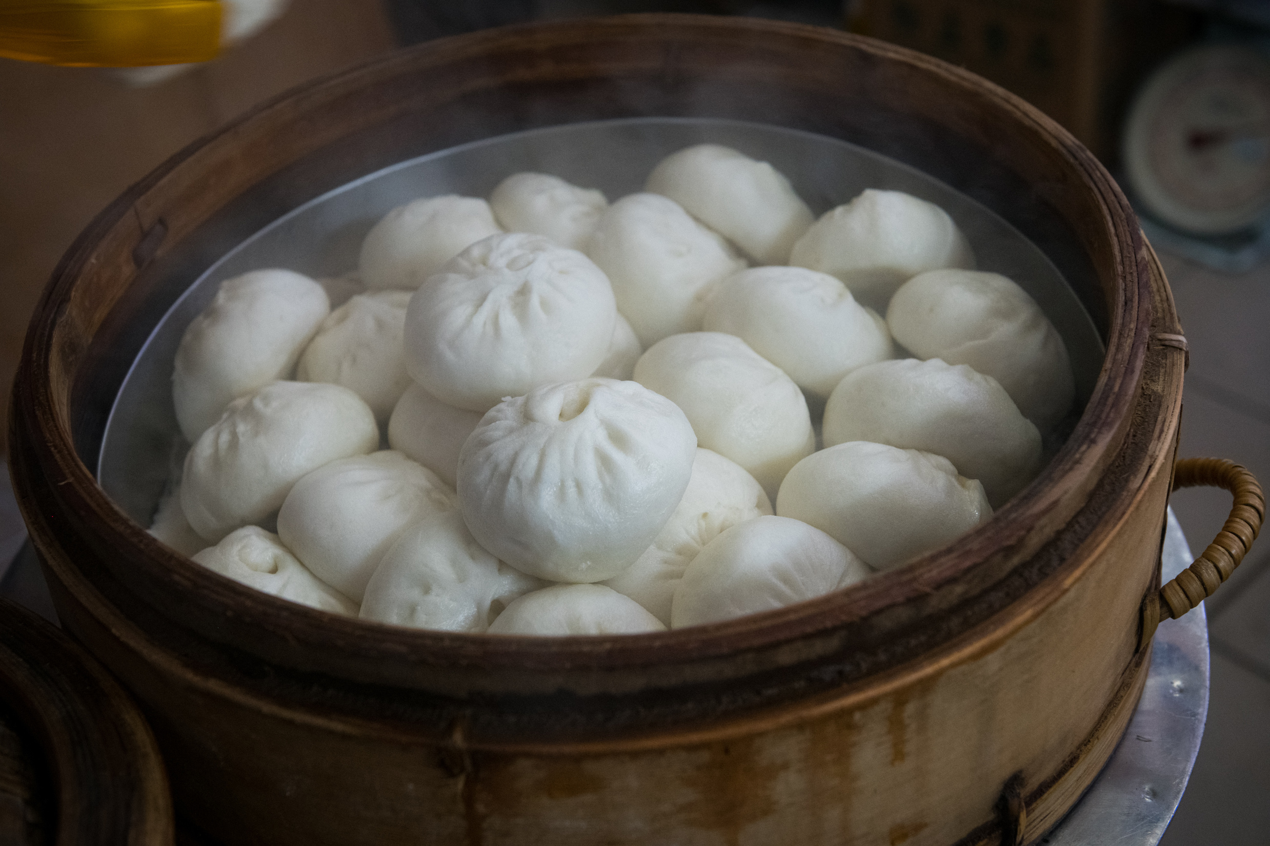 白煙蒸騰的包子剛出爐。