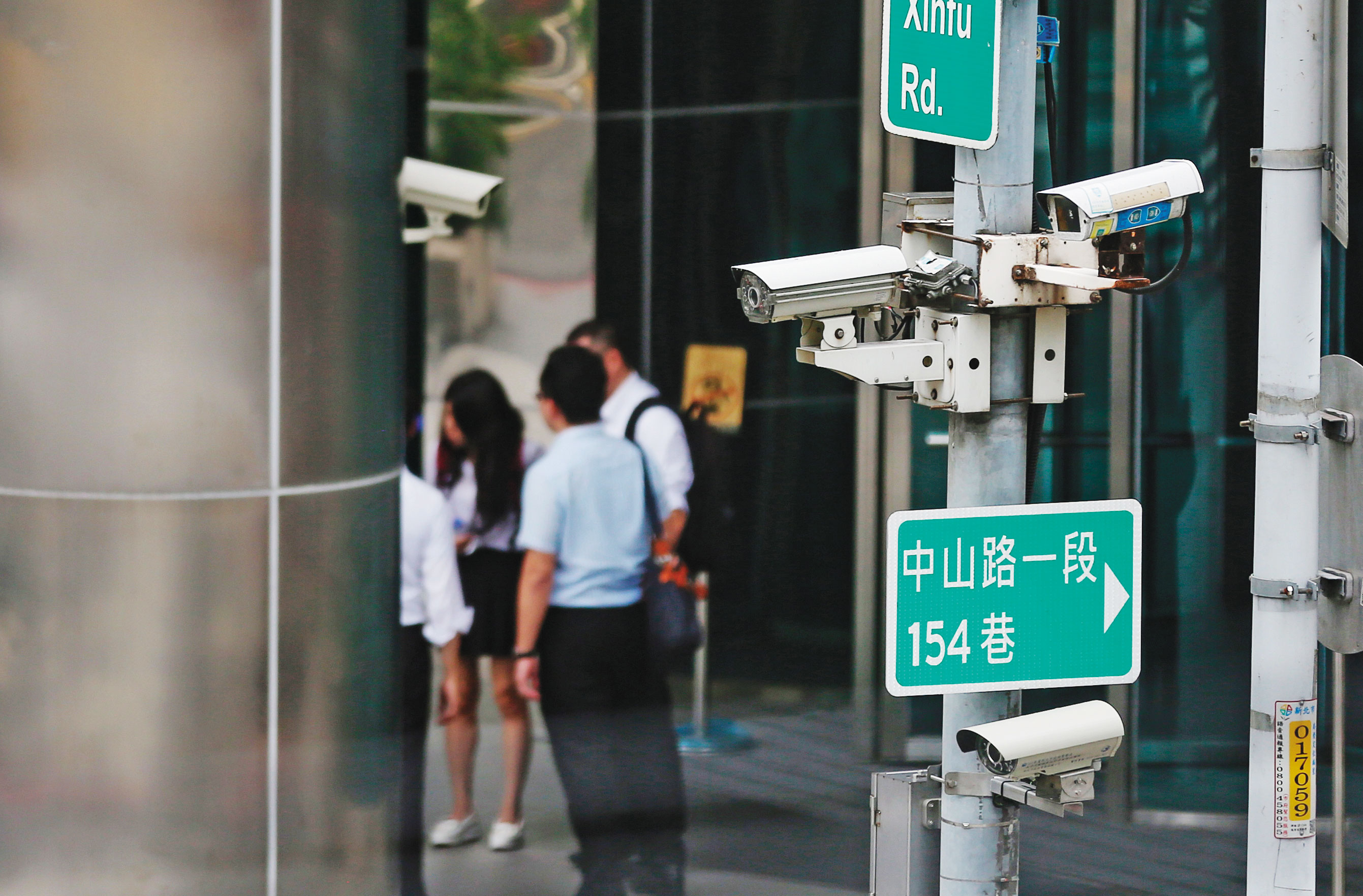 全台各地的監視器，成為警方掌握肺炎確診者過往行蹤的利器。