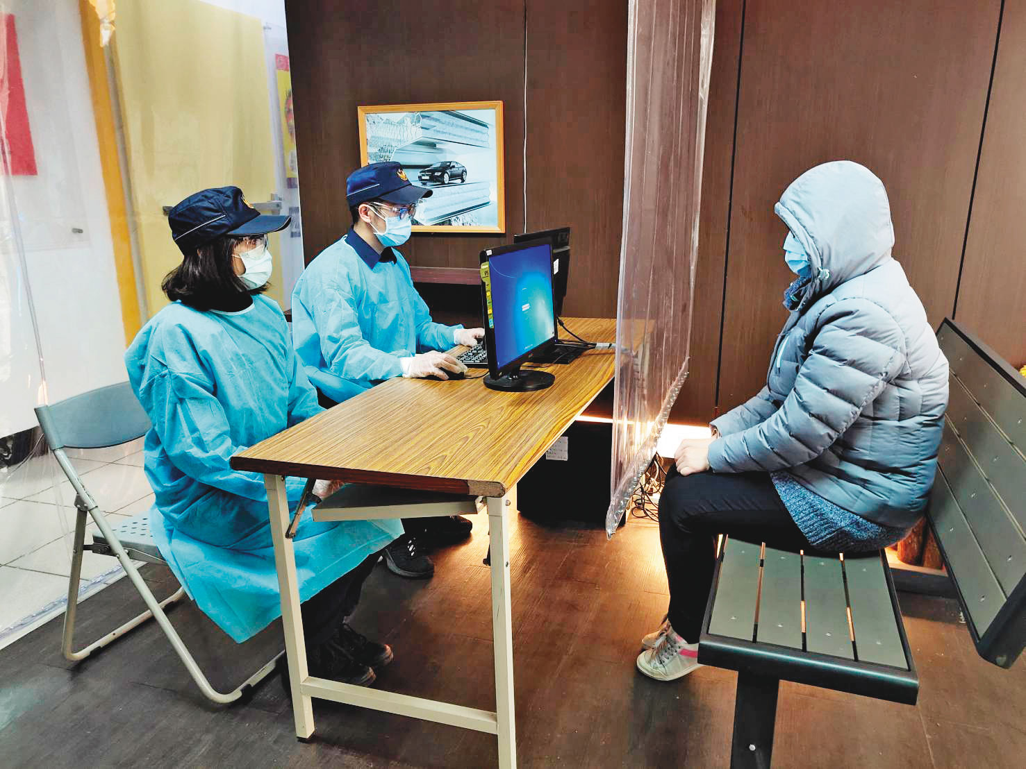 偵訊有肺炎疑慮的當事人，警方有一套自我保護措施。（警方提供）