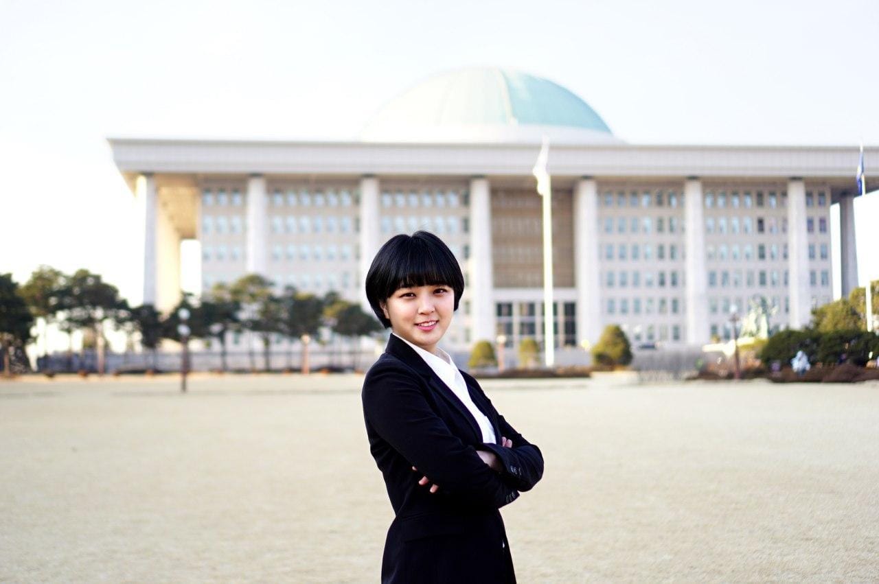 疑代練風暴刮了一個禮拜，柳浩貞最終還是在大舉前辭職退黨。（翻攝류호정臉書）