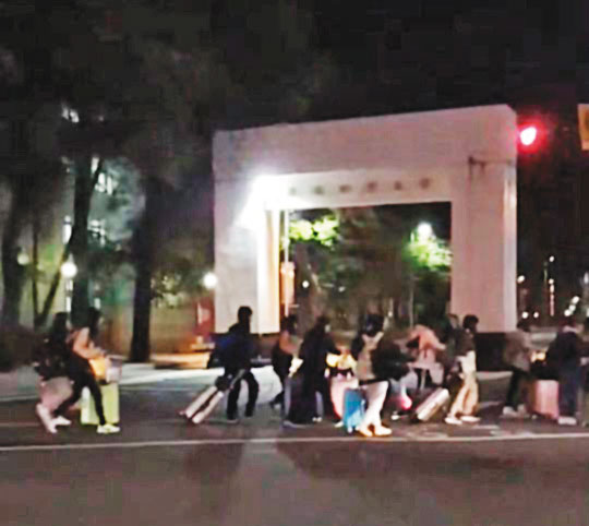 邱姓民眾在網路上散布某大學淪為疫區的假訊息（圖），遭警法辦。（刑事局提供）