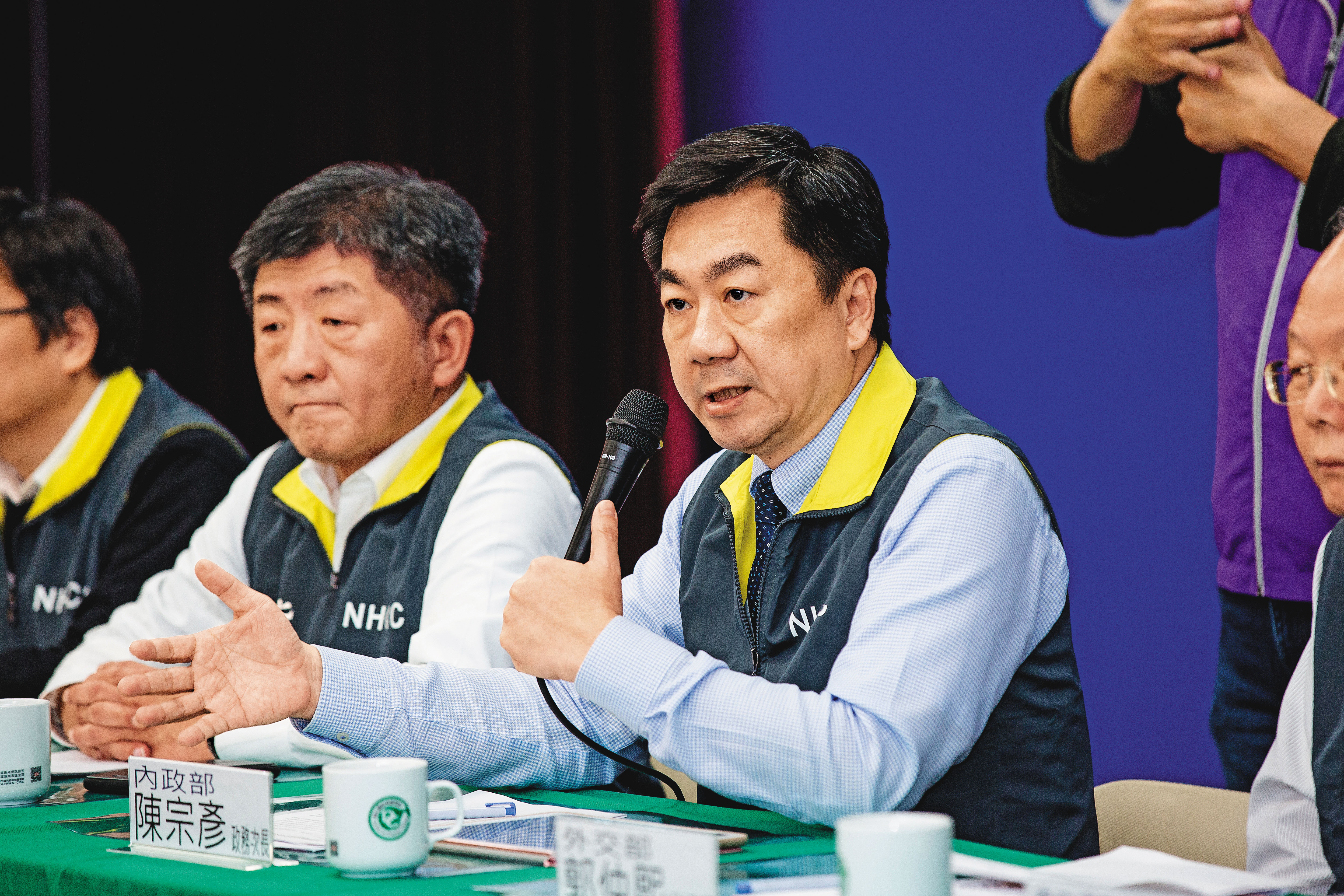 對於警政署的防疫努力，內政部次長陳宗彥（右）表示肯定。