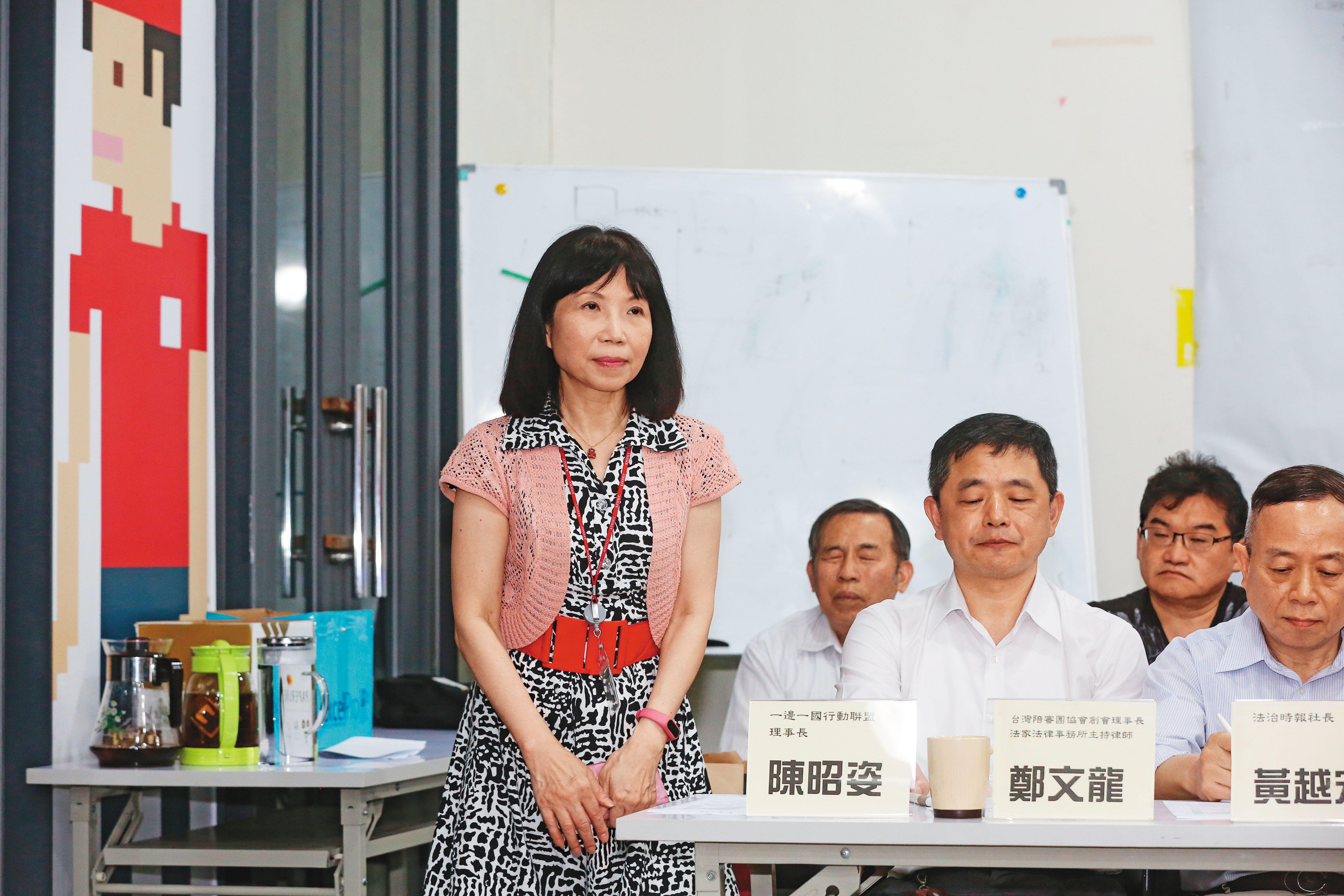 挺扁大將陳昭姿在臉書爆料，扁選後退出她創立的一邊一國行動聯盟LINE群組，讓她錯愕心寒。