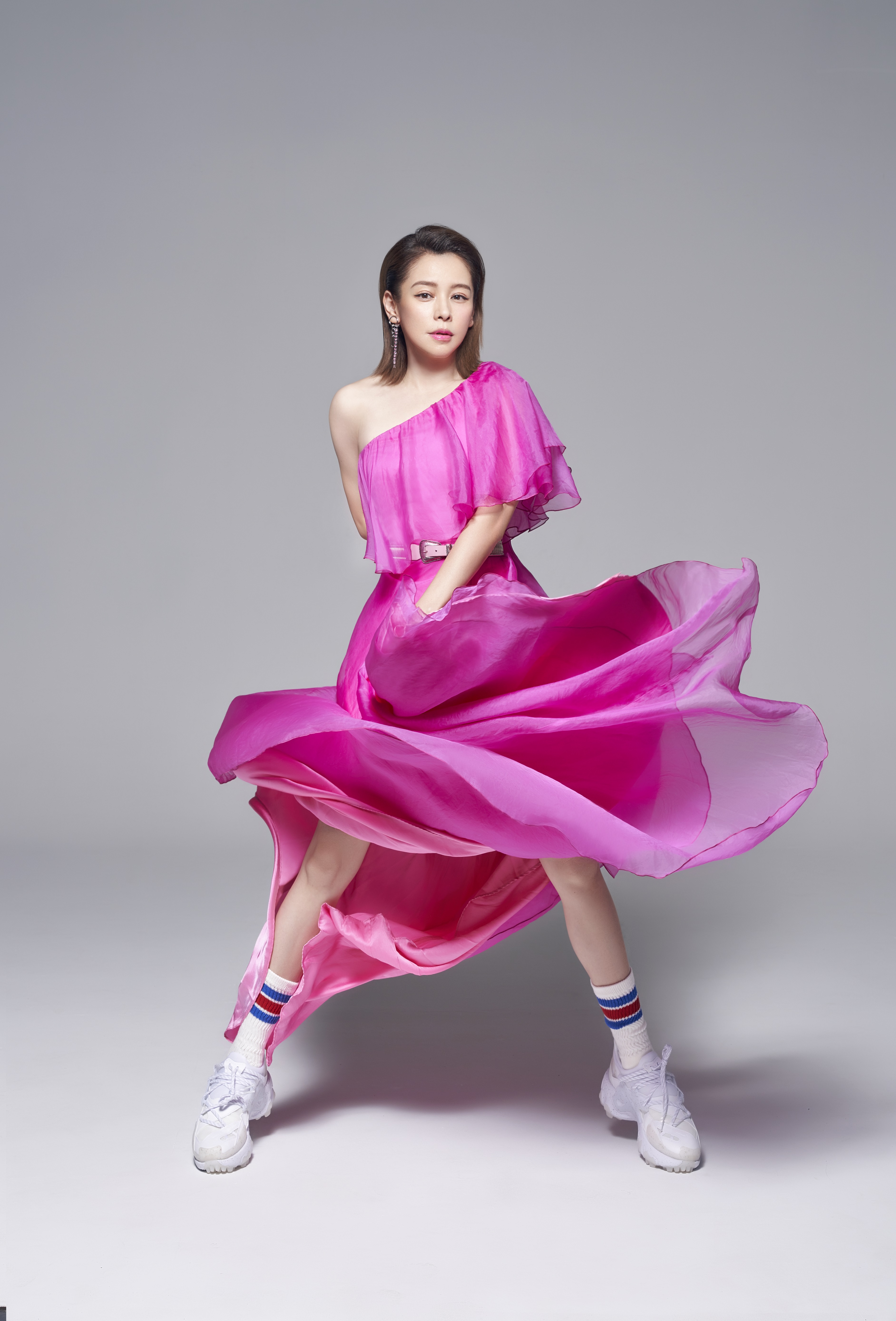 Vivian徐若瑄推出寫給已逝父親的台語單曲〈別人的〉。（索尼音樂提供）