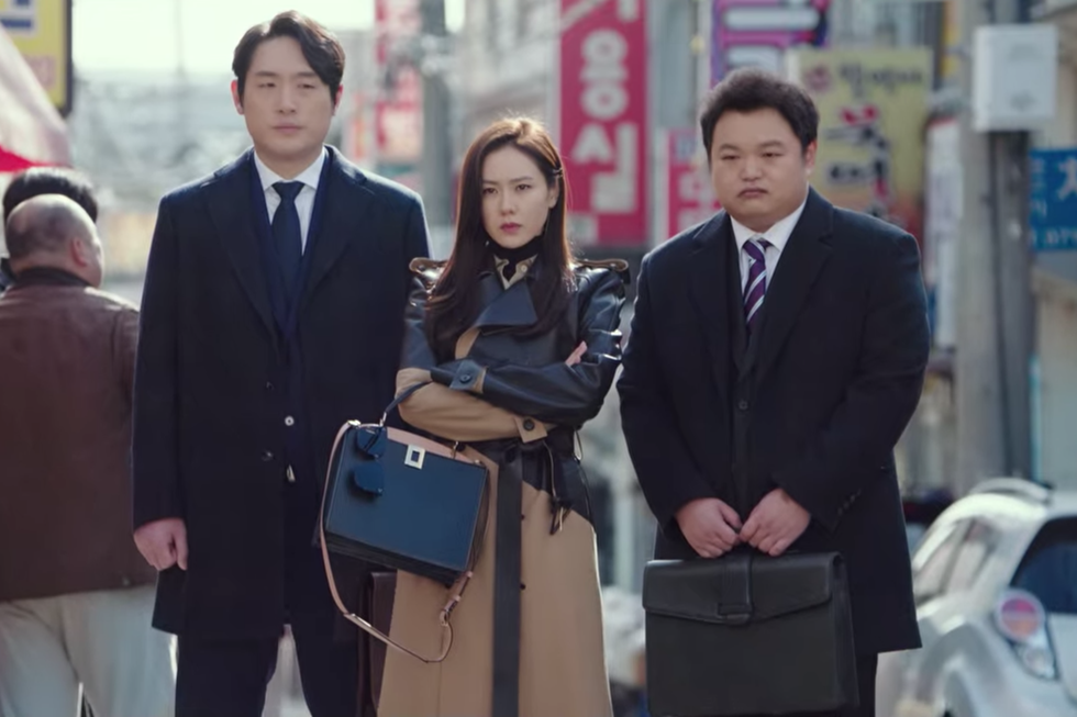 孫藝珍穿著Bottega Veneta皮革拼接風衣找上黑道談判，超有霸氣女強人氣勢。（翻攝自網路）