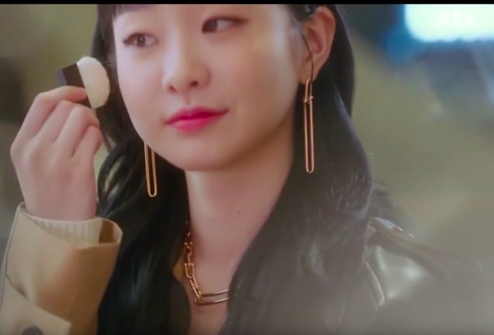金多美的特寫鏡頭上，可以清楚看見小羊皮與羊毛拼接的細節。（翻攝自網路）