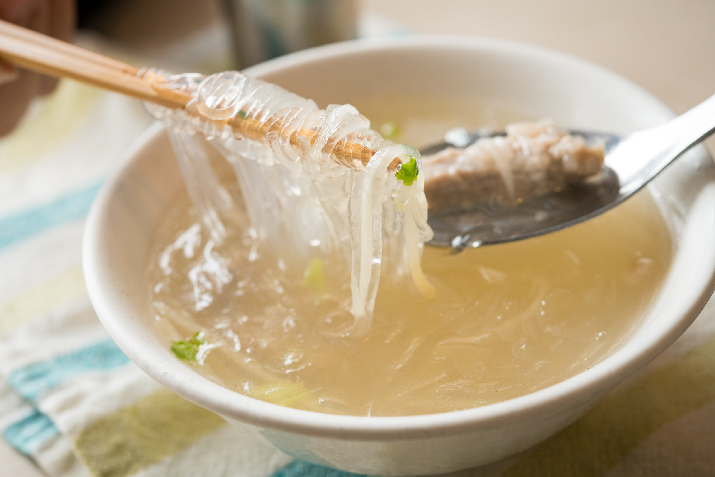 「冬粉湯」配上肉羹,風味清爽。(30元/份)