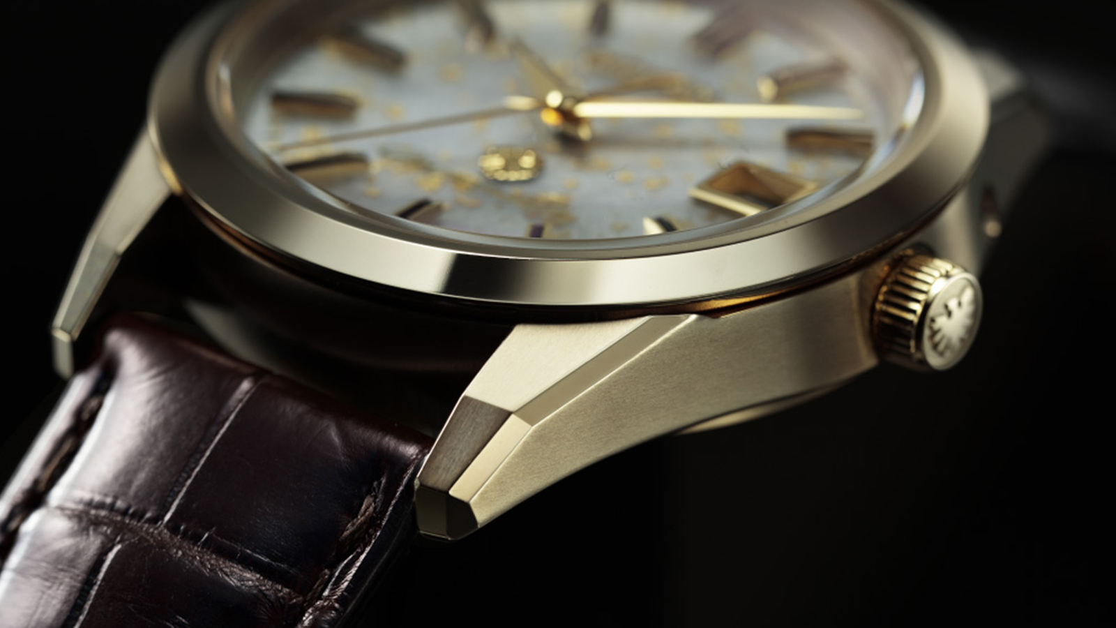 The CITIZEN 25周年紀念款的Super Titanium™超級鈦錶殼,經Duratect硬化處理具有黃金色的色澤,錶殼質地輕盈而且耐磨,錶圈的打磨和錶耳的切割也做得滿細膩。