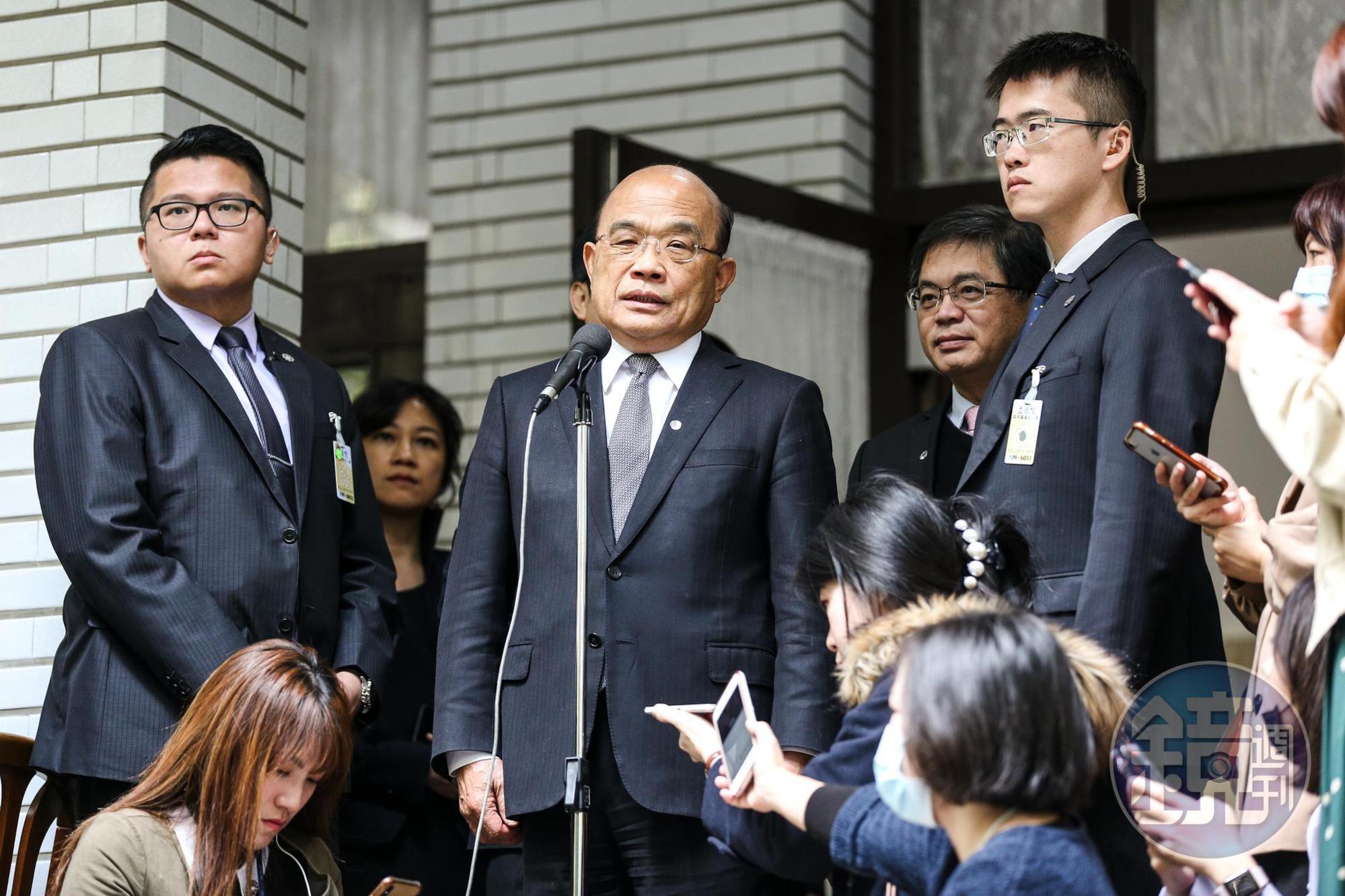 行政院長蘇貞昌(中)在立法院受訪。