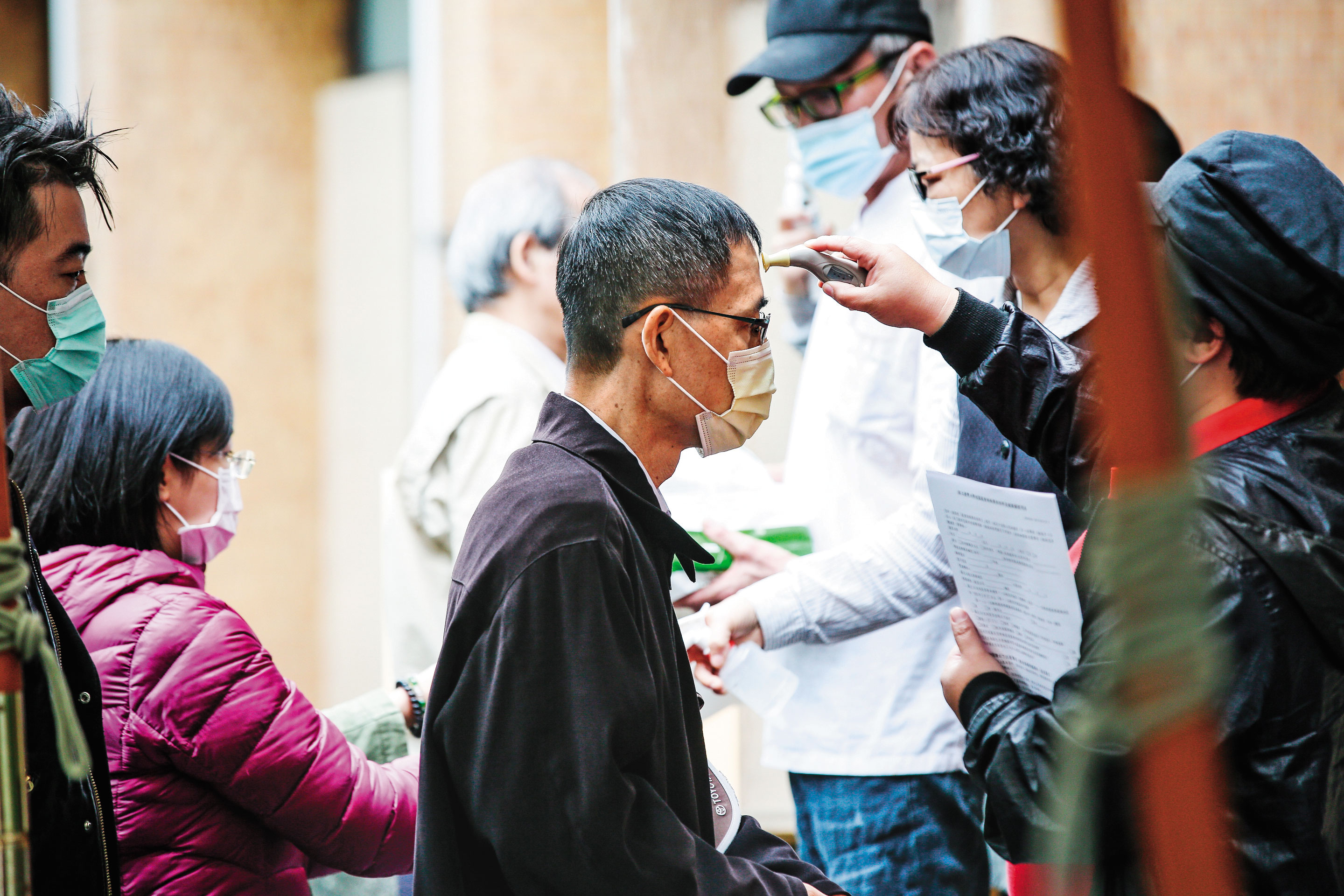 台灣從去年底就啓動防疫機制，蔡政府抗疫圑隊各種超前部署的作為，受到許多國家的肯定並跟進學習，贏得許多掌聲。