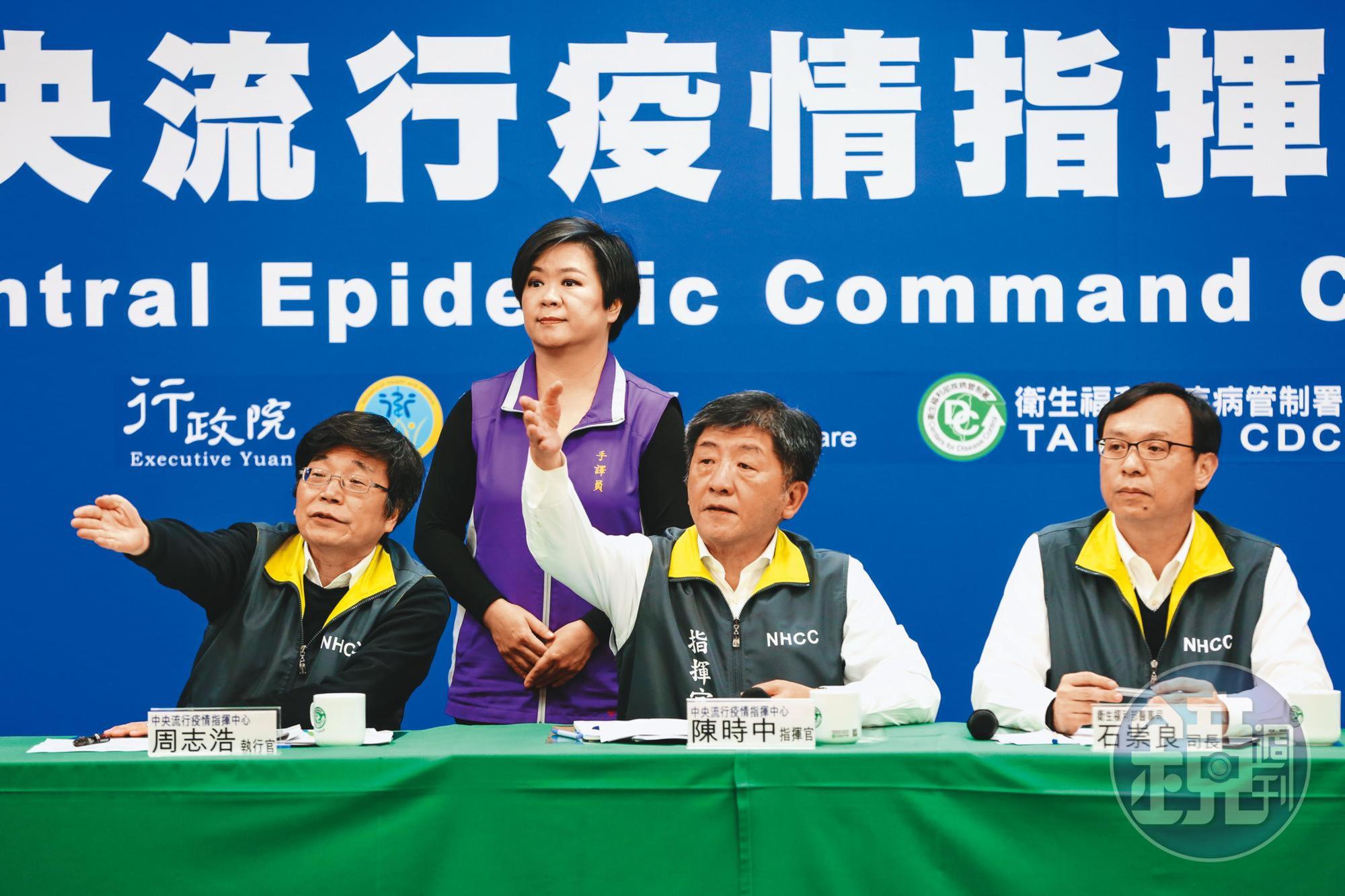 詹啟賢肯定政府和防疫官員的表現,圖右2為中央疫情中心指揮官陳時中。