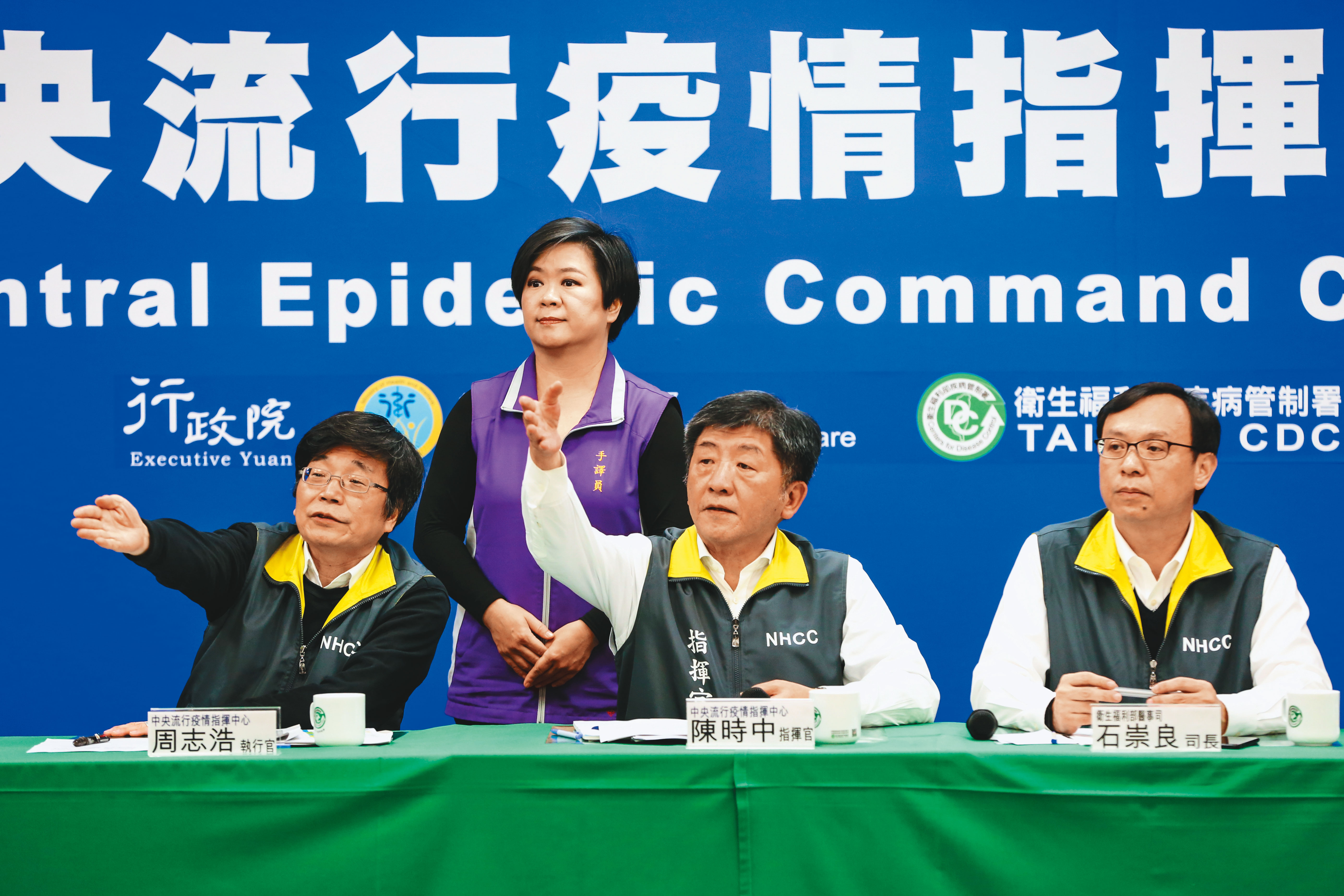 詹啟賢肯定政府和防疫官員的表現,圖右2為中央疫情中心指揮官陳時中。