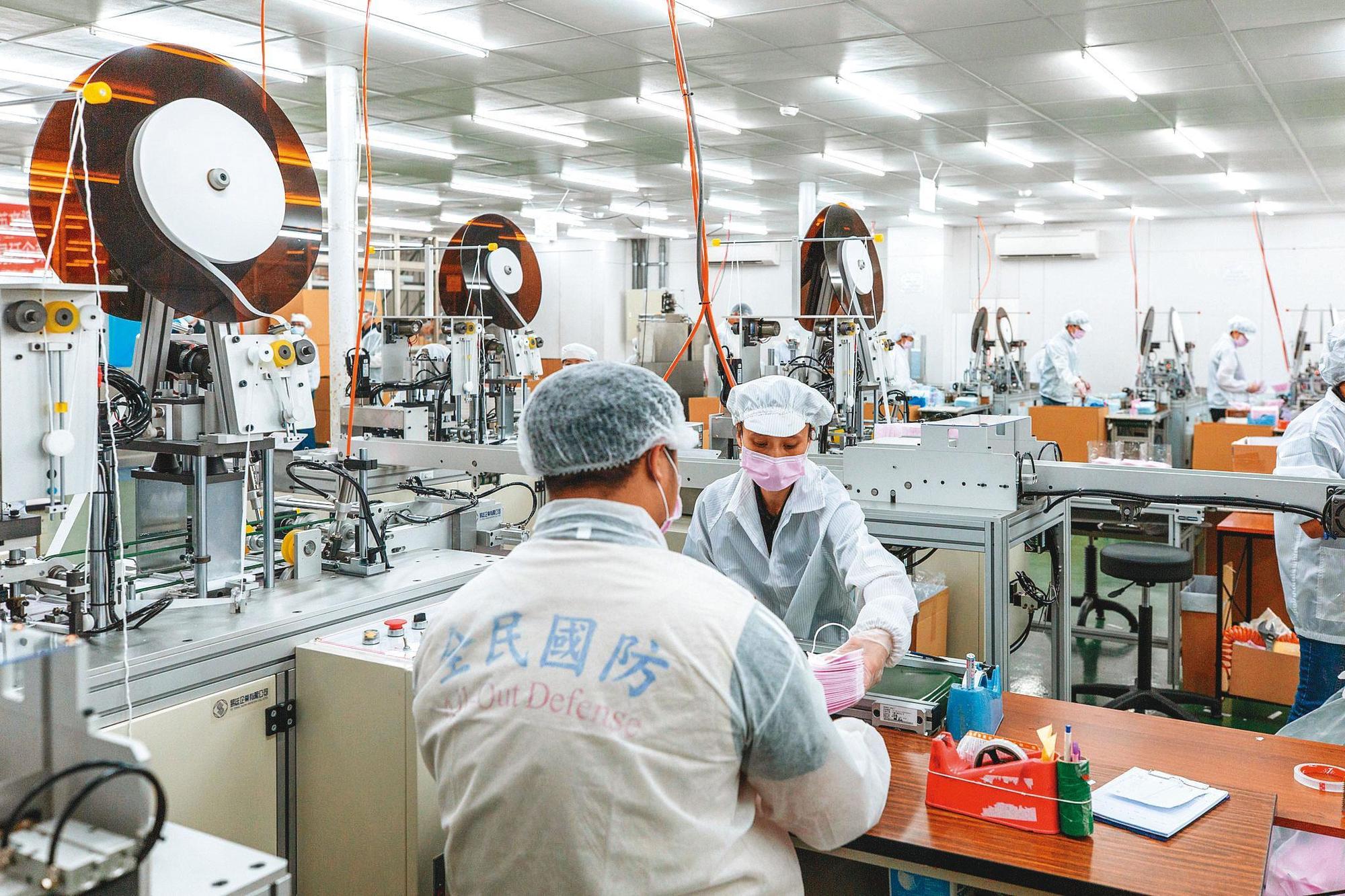 政府依《傳染病防治法》管制口罩,還動員工具機業者組國家隊,避免了一場口罩之亂。(圖片來源:總統府 Flickr)