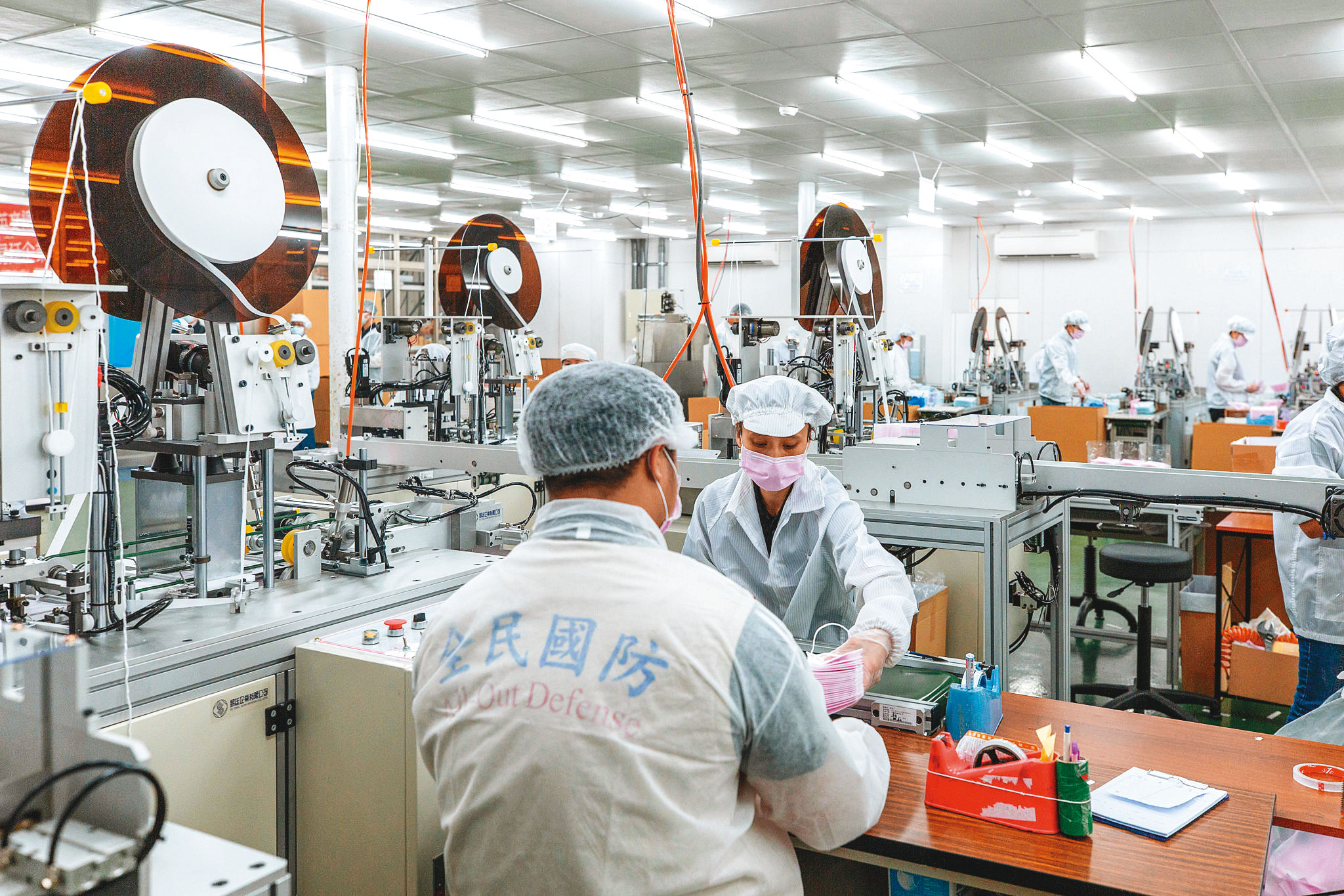 政府依《傳染病防治法》管制口罩,還動員工具機業者組國家隊,避免了一場口罩之亂。(圖片來源:總統府 Flickr)