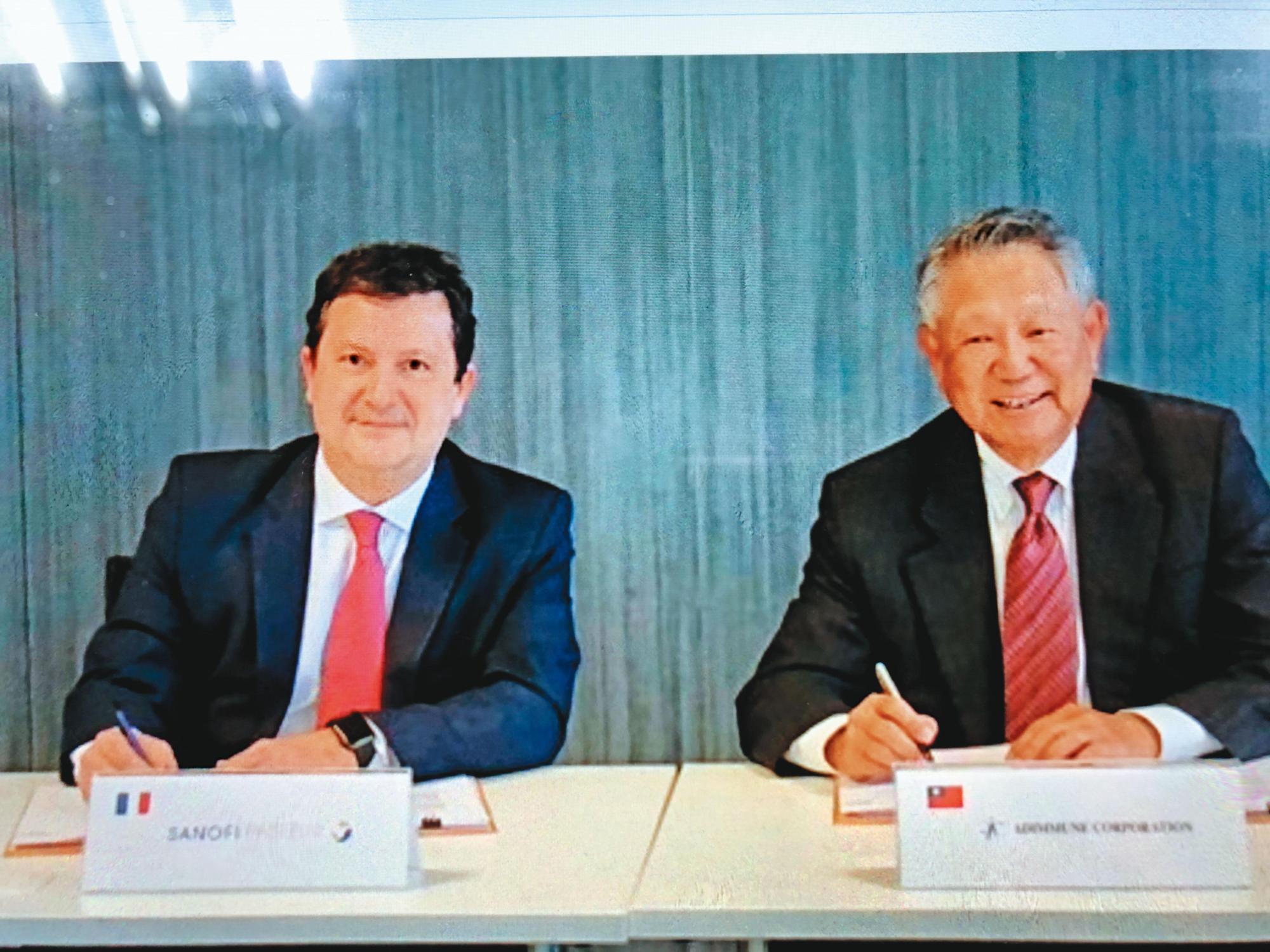 國光生技也切入歐美高端市場,獲得賽諾菲(Sanofi)訂單,詹啟賢(右)並與對方簽下7年長約。(國光生技提供)