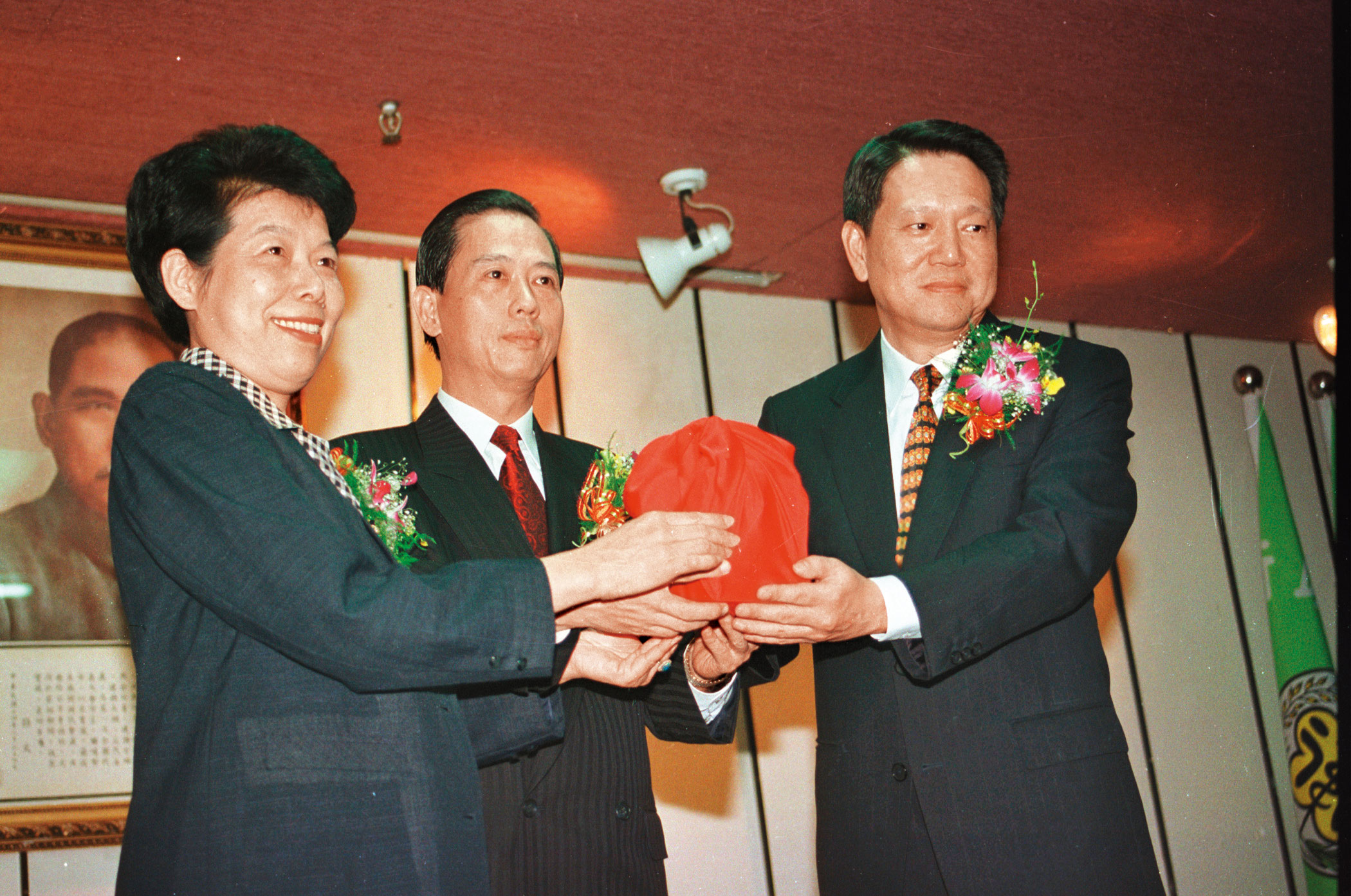 1997年,時任行政院長蕭萬長邀請詹啟賢(右)擔任衛生署長。(中央社)