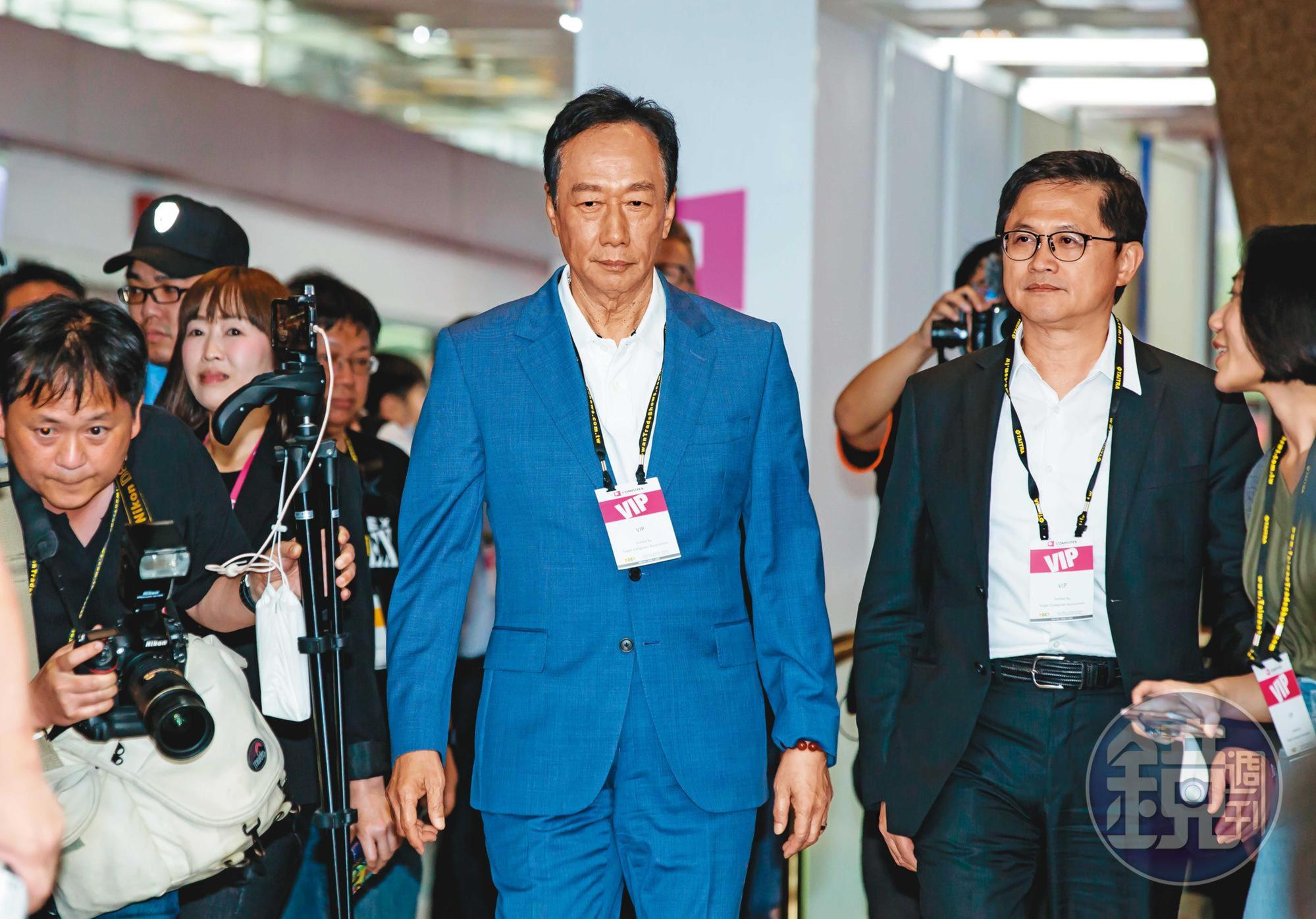 鴻海創辦人郭台銘(右2)與和碩董事長童子賢(右1)2位科技業大老闆,都擔憂美國消費受到重擊,引爆經濟衰退。