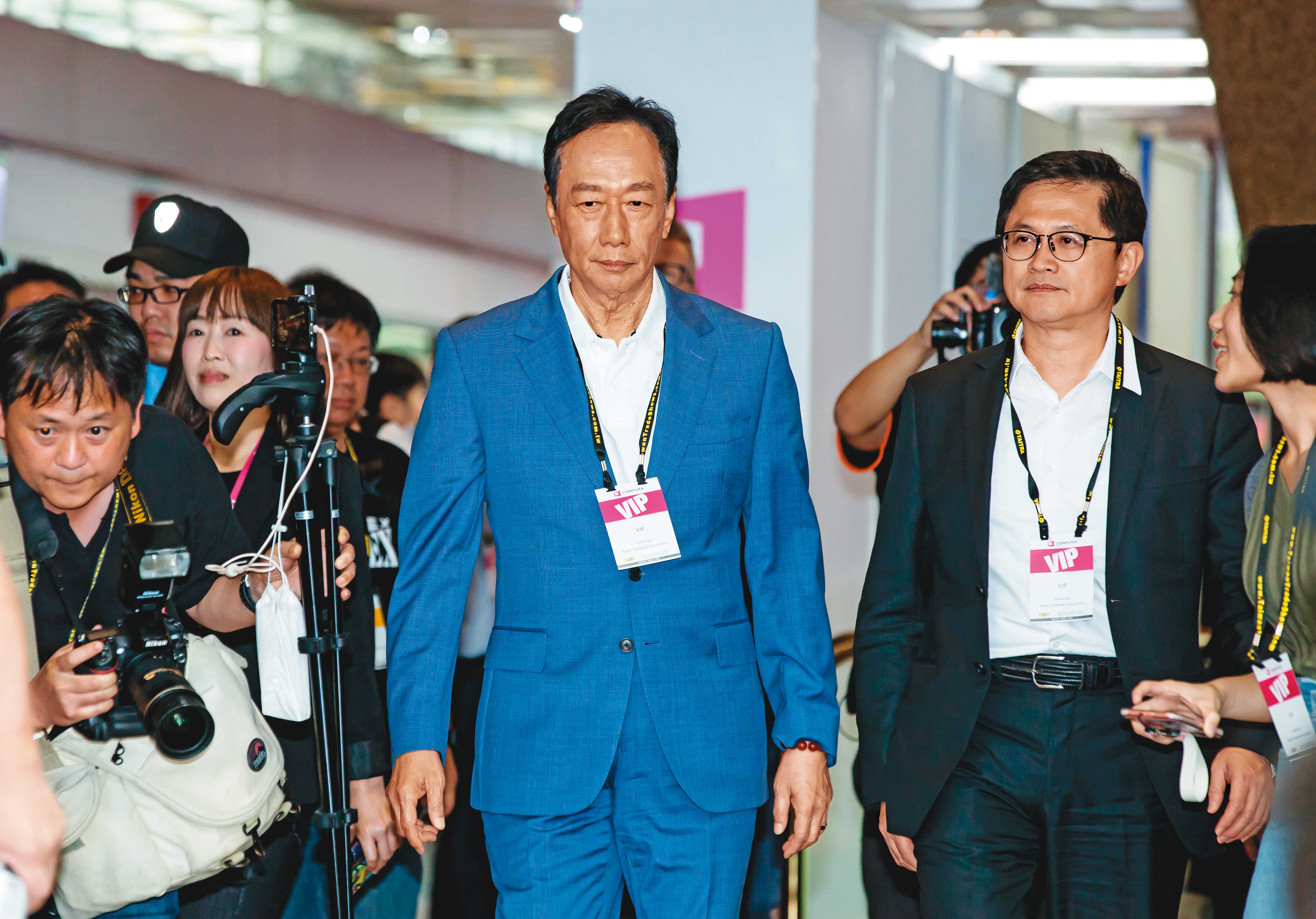 鴻海創辦人郭台銘(右2)與和碩董事長童子賢(右1)2位科技業大老闆,都擔憂美國消費受到重擊,引爆經濟衰退。