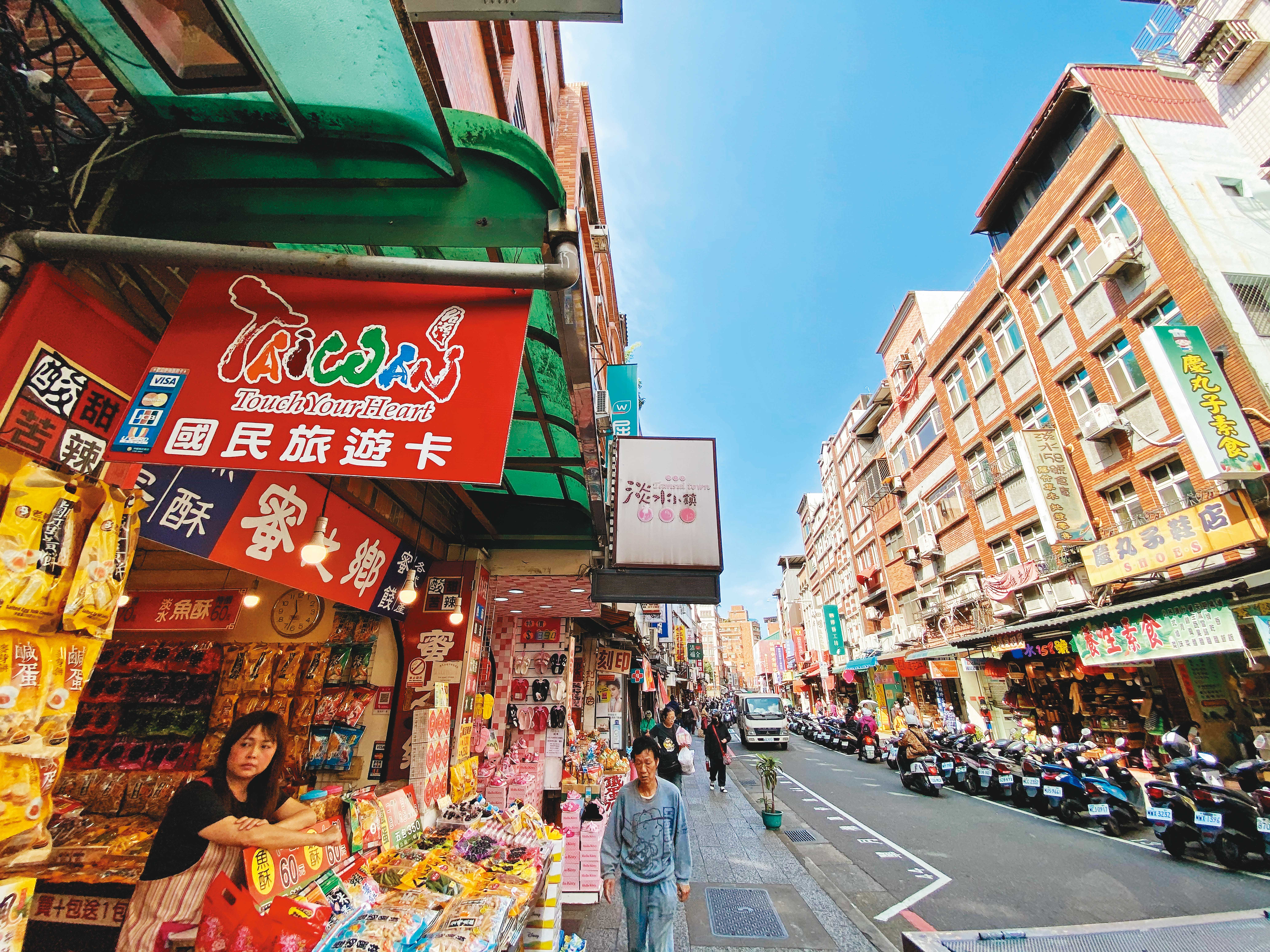 疫情衝擊觀光旅遊業,過往人滿為患的淡水,觀光客稀落。