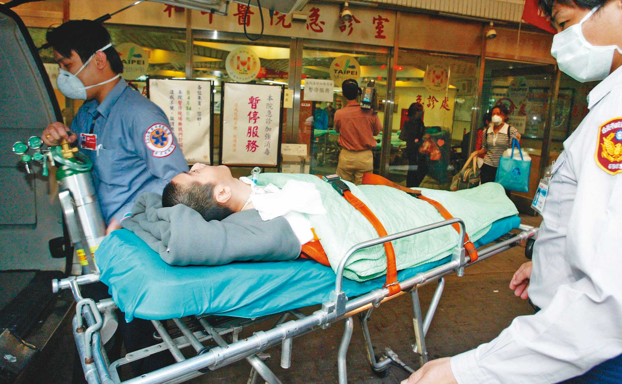 2003年SARS期間爆發和平醫院封院,當時台股重挫2成。(中央社)