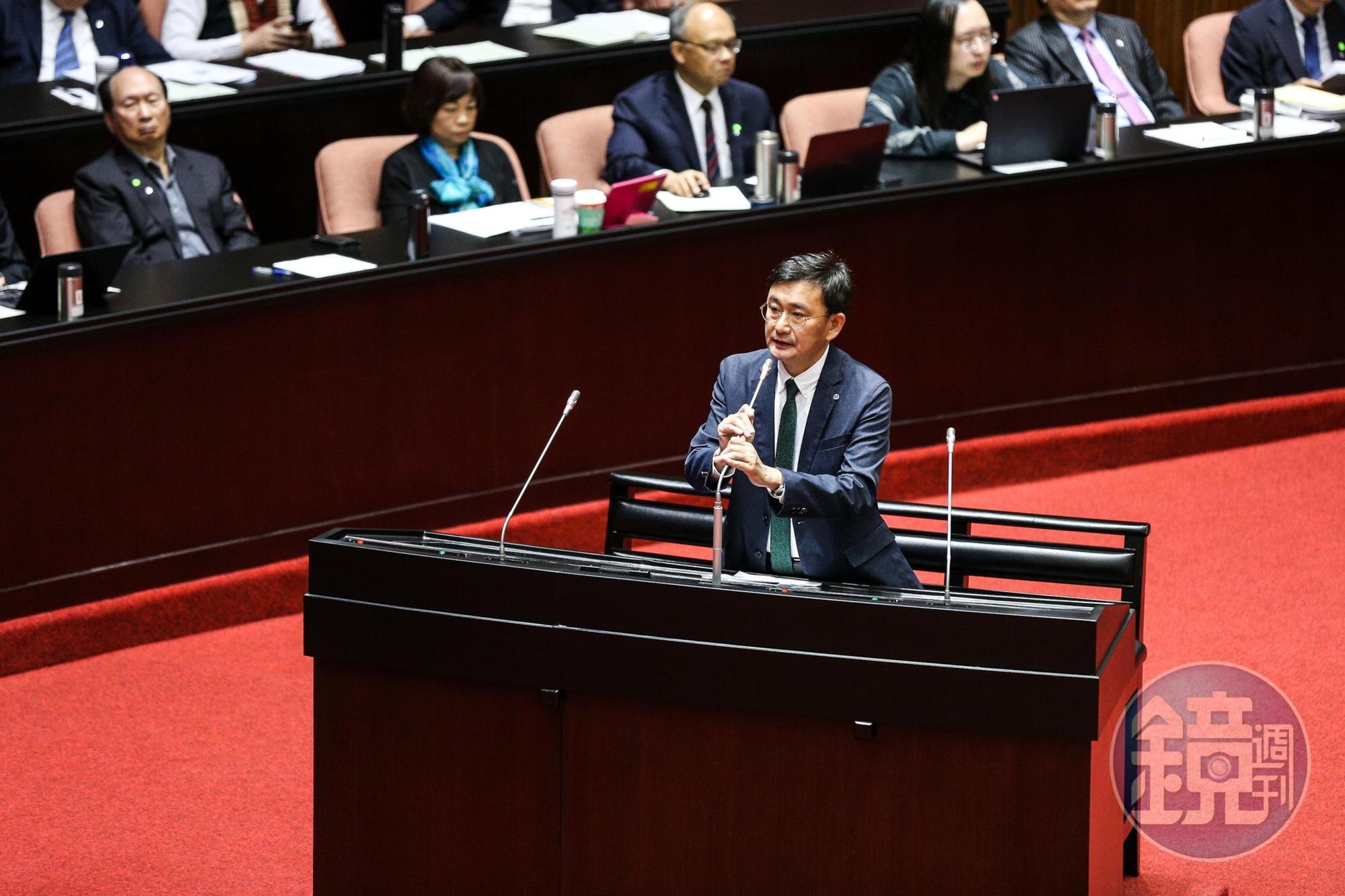 對於行政院判定台中市自治條例部分條文失效後，遭台中市長盧秀燕批評此舉違憲，民進黨立委黃國書特別在質詢時特別點出，並向蘇貞昌提問。