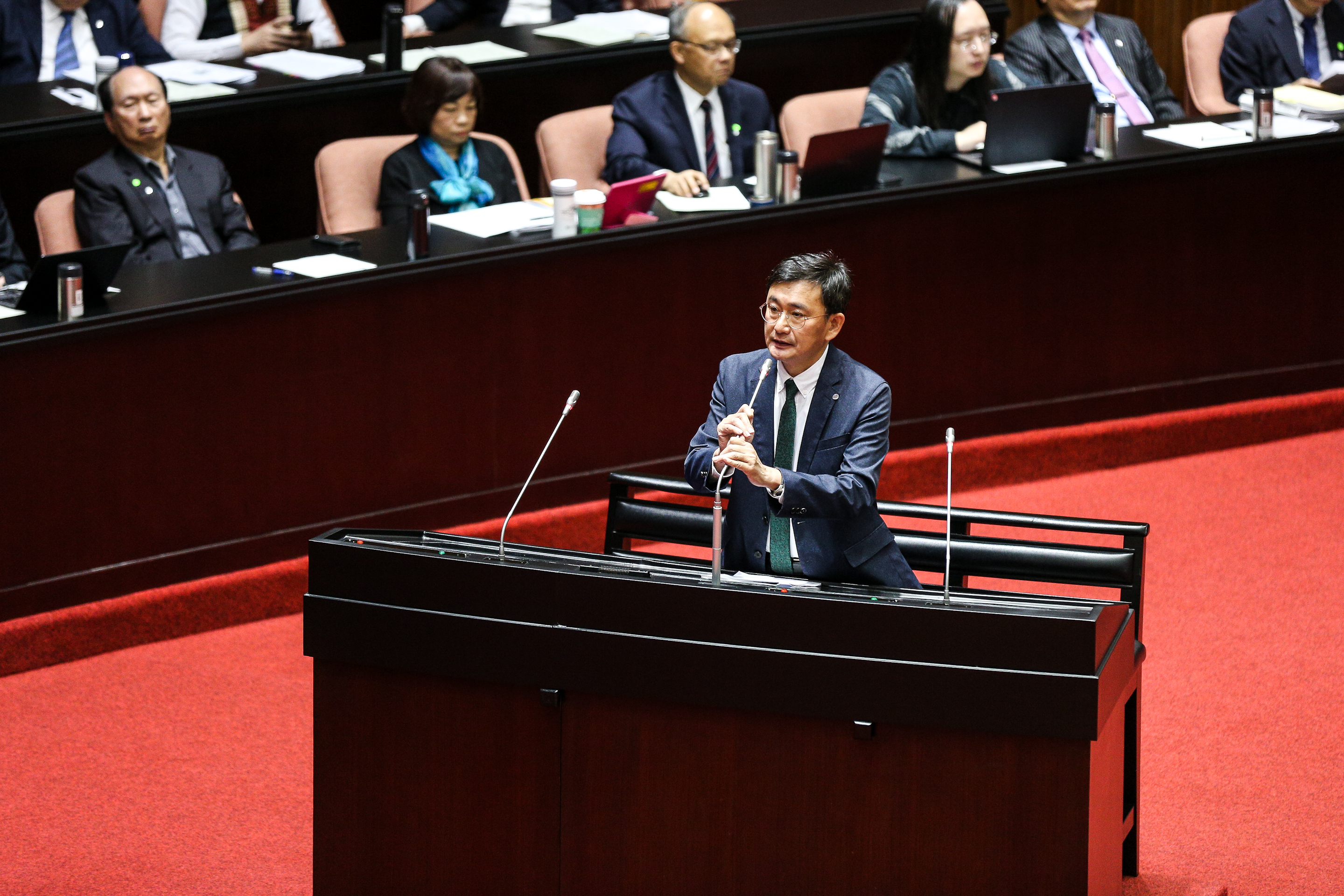 對於行政院判定台中市自治條例部分條文失效後,遭台中市長盧秀燕批評此舉違憲,民進黨立委黃國書特別在質詢時特別點出,並向蘇貞昌提問。