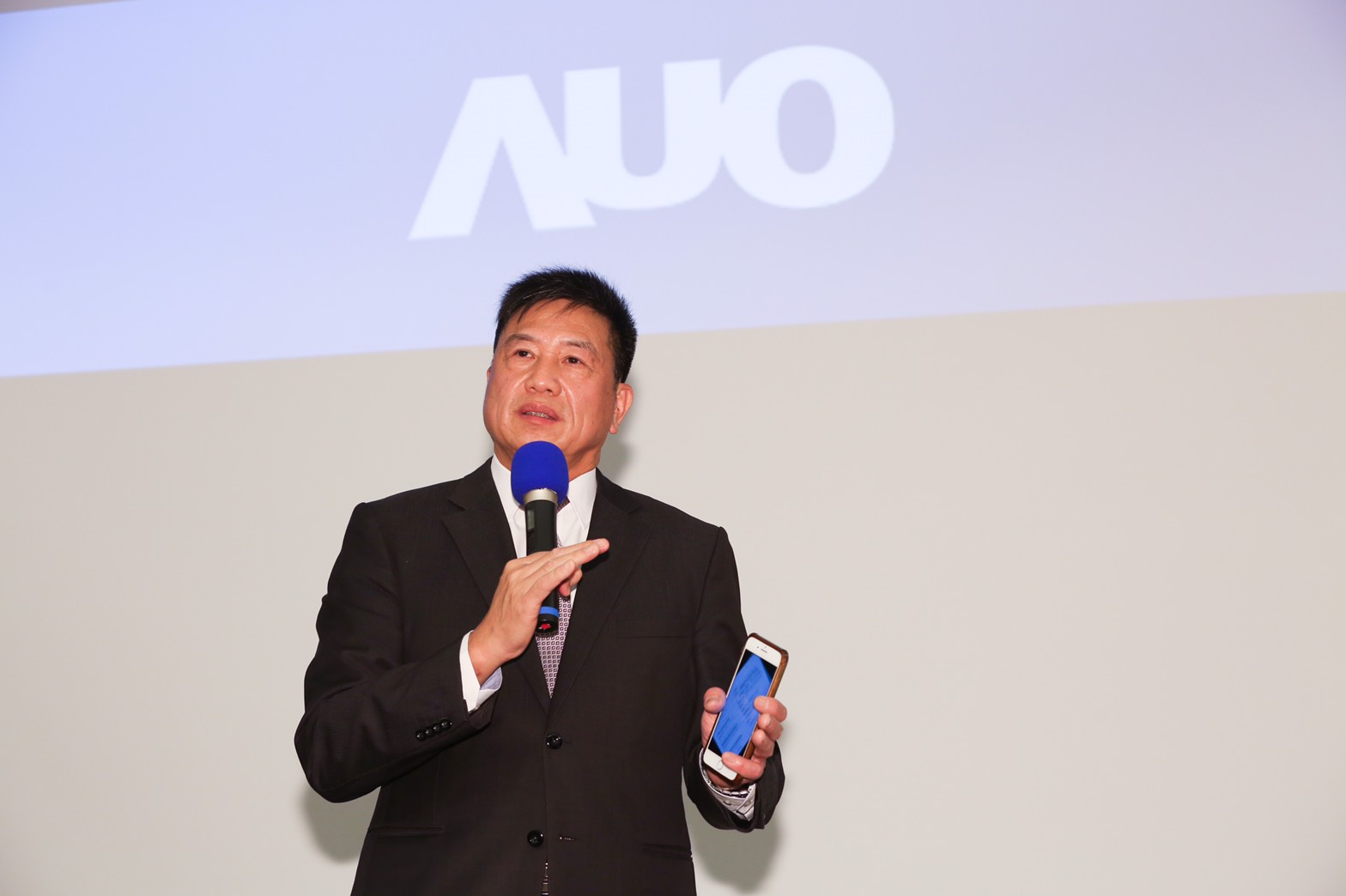 面板大廠友達17日召開年度記者會，面對武漢肺炎疫情延燒，董事長彭双浪表示，友達在兩岸都正常生產，沒有復工問題，第一季業績跟預測差不多。