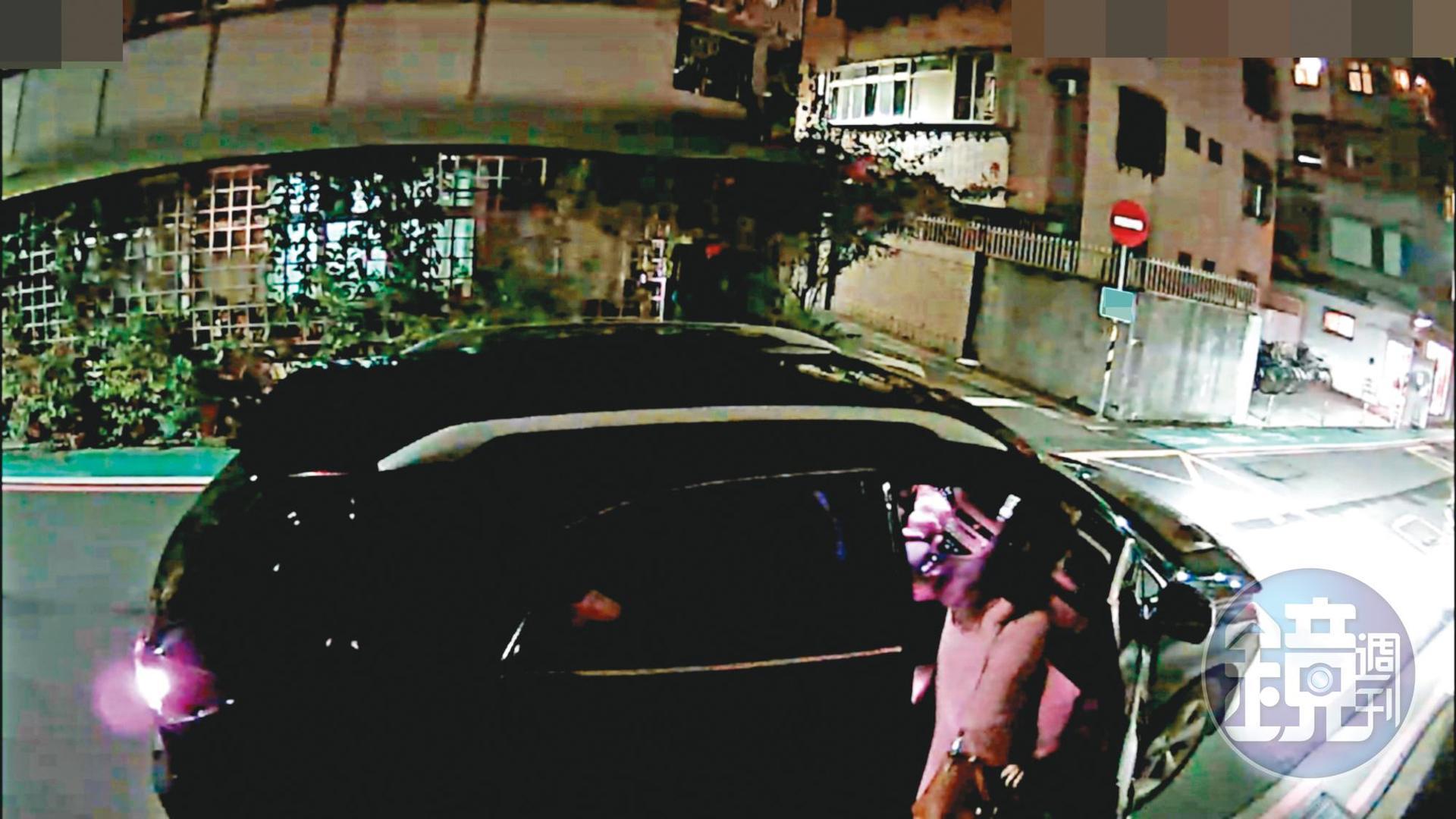 03/10 20 : 05 陳淑娟確認沒有可疑人車後，搭上王浩座車，由王送她回家。