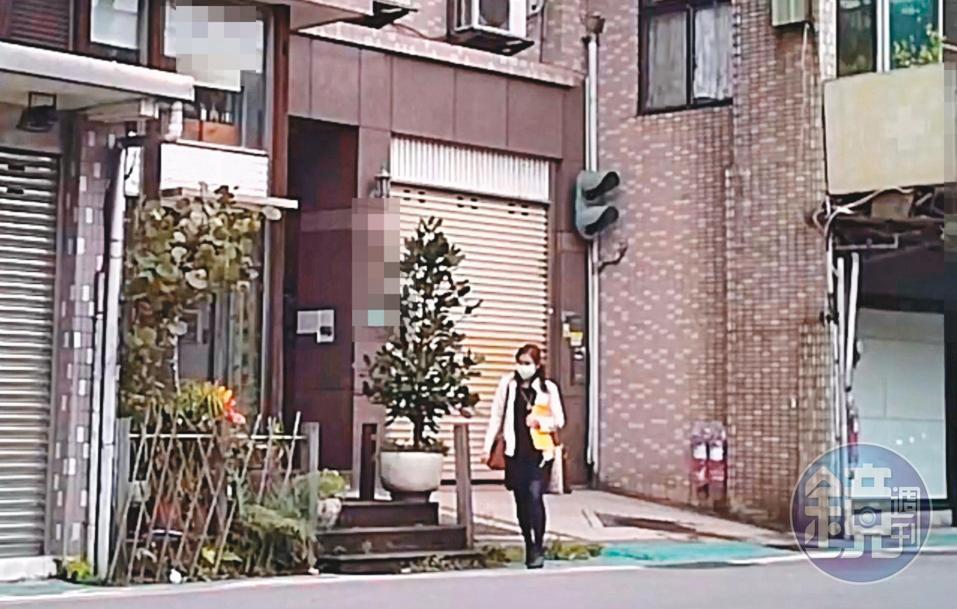 03/11 13 : 25 陳淑娟（圖）確認王浩取車後才離開華廈，並向右走，繞到後方巷弄會合。